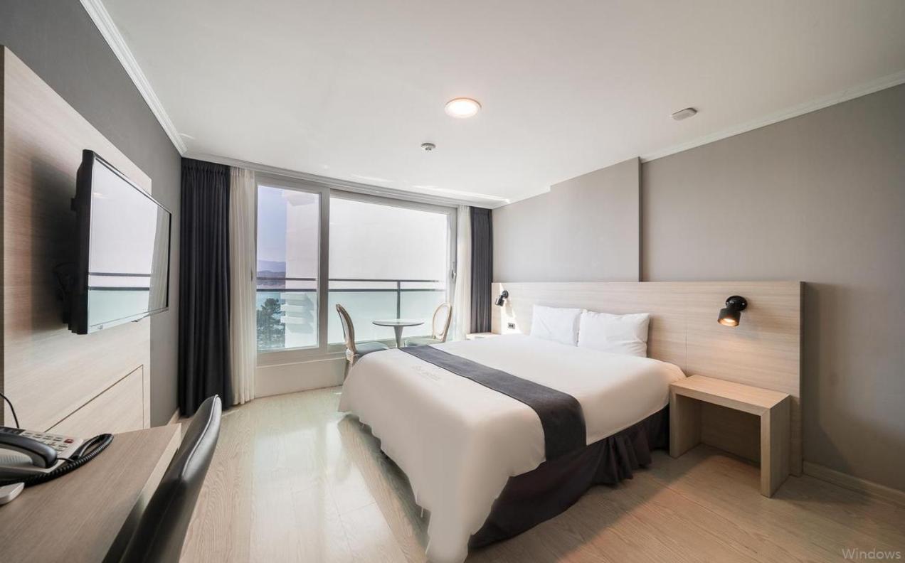 Standard Double Room with Partial Lake View photo 1