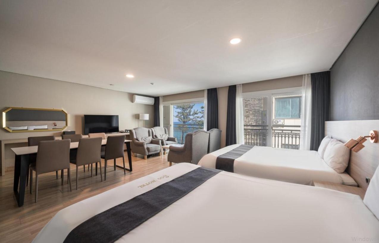 Large Family Room with Balcony and Partial Sea View photo 2