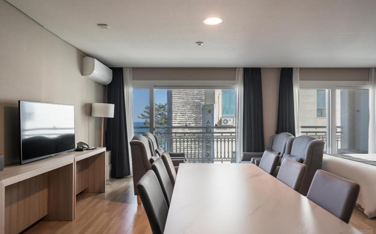 Large Family Room with Balcony and Partial Sea View photo 3