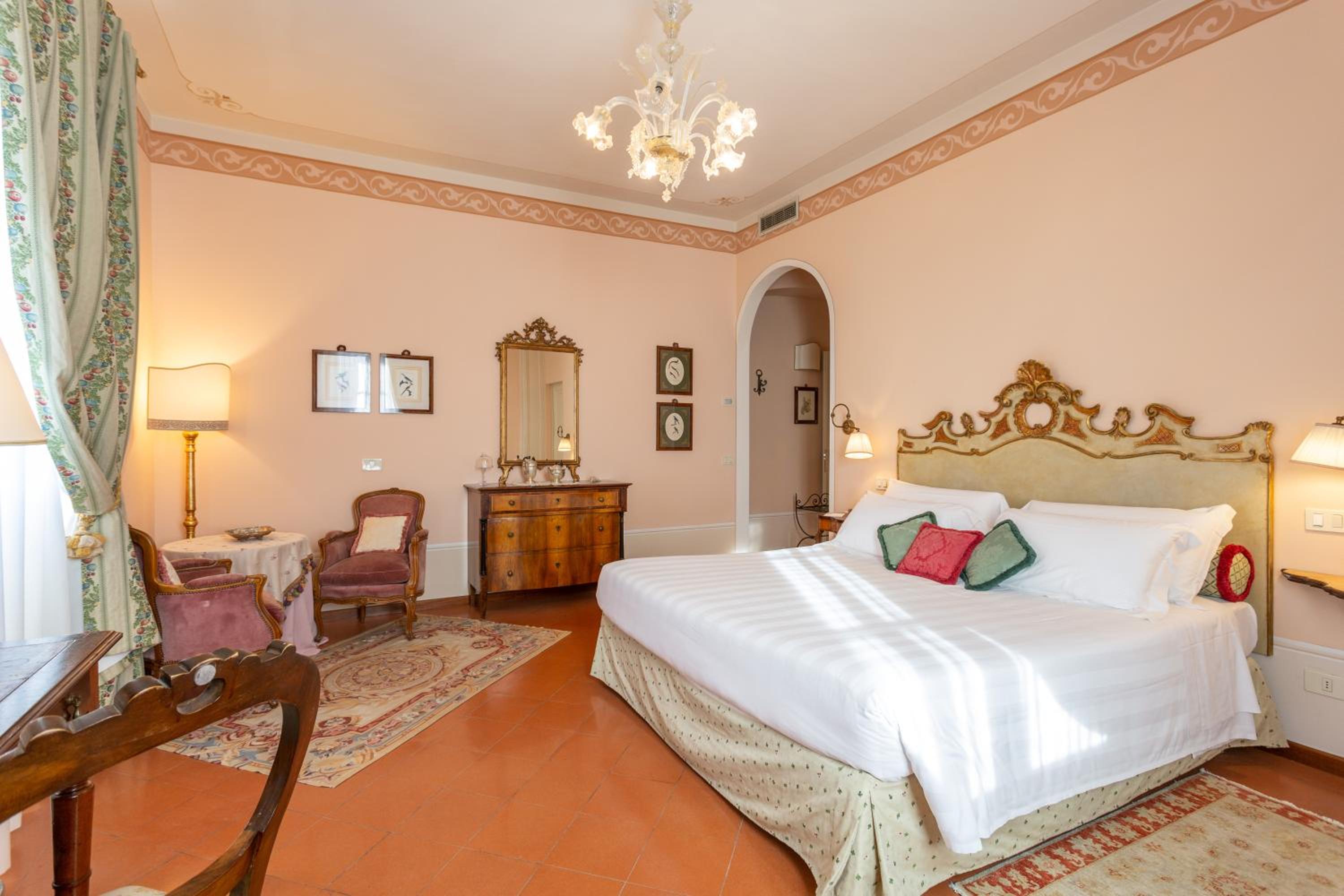 Deluxe King Room with Whirlpool - Photo 15
