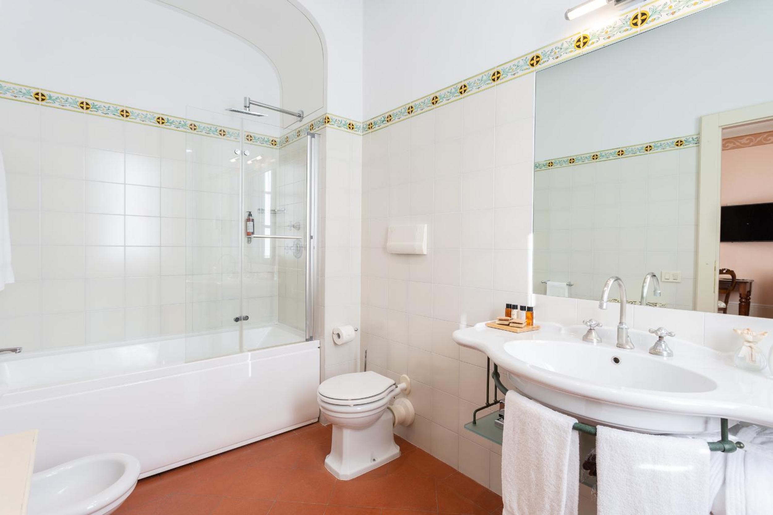 Deluxe King Room with Whirlpool - Photo 13