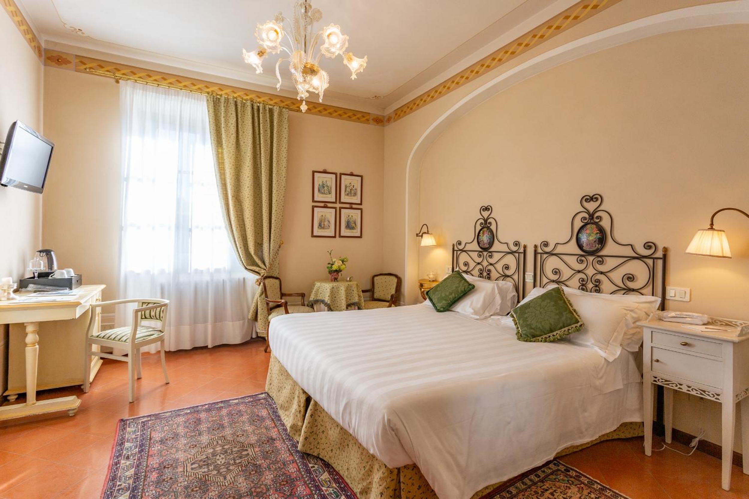 Superior King Room - Photo 5