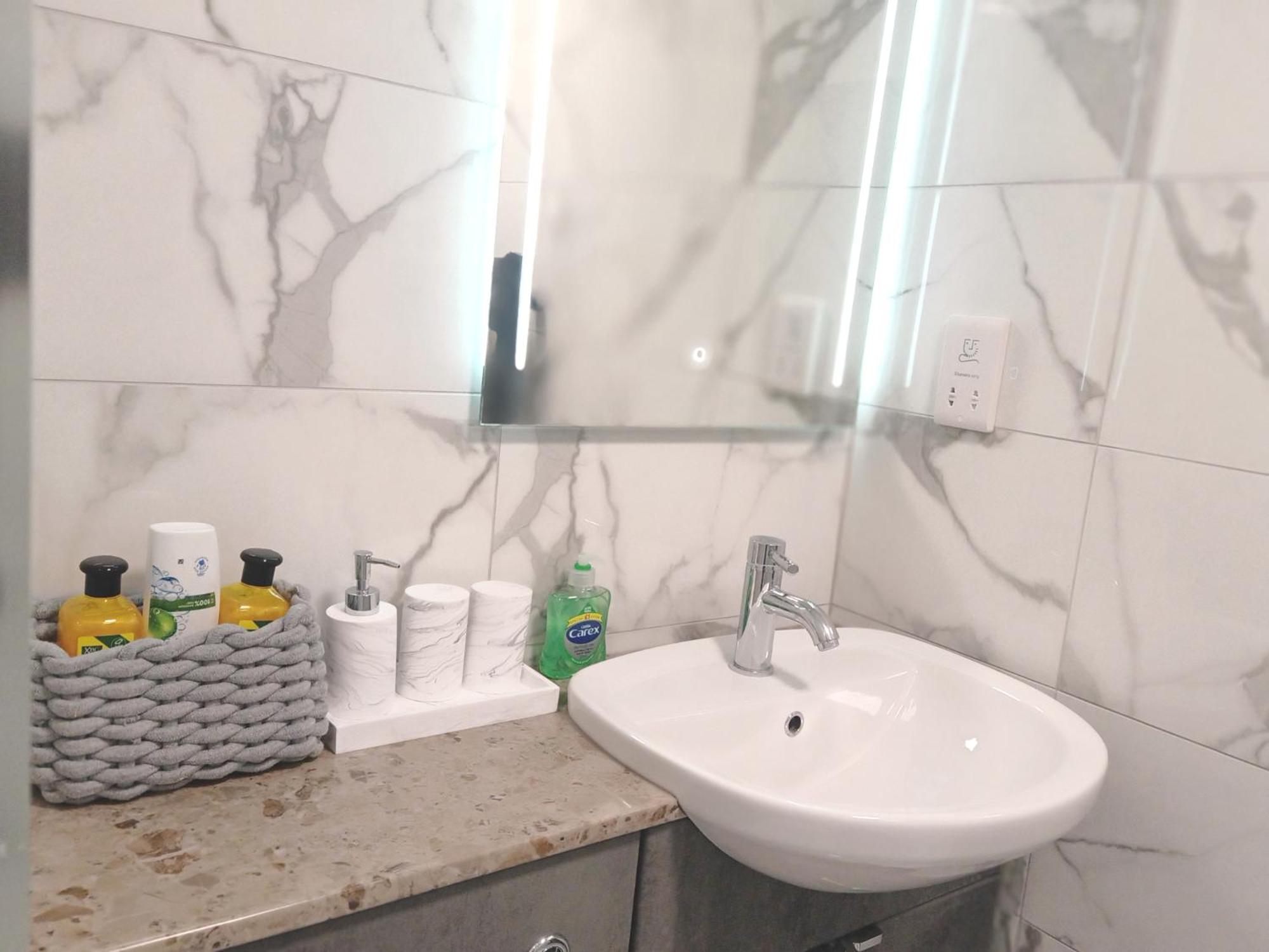 Double Room with Private Bathroom - Photo 7