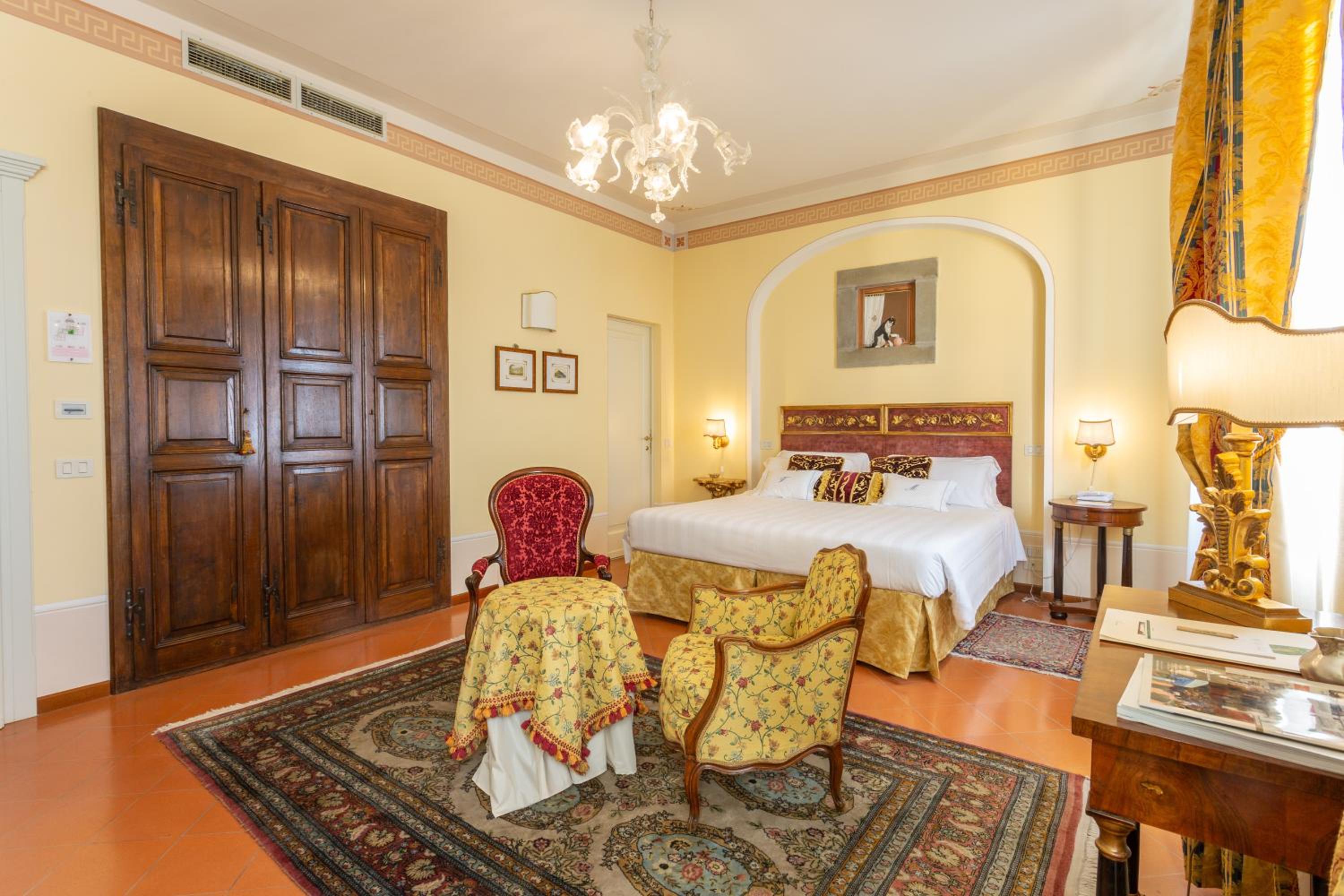Deluxe King Room with Whirlpool - Photo 18