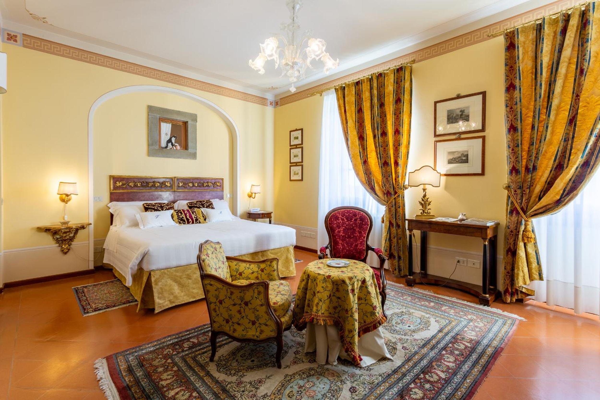 Deluxe King Room with Whirlpool - Photo 10