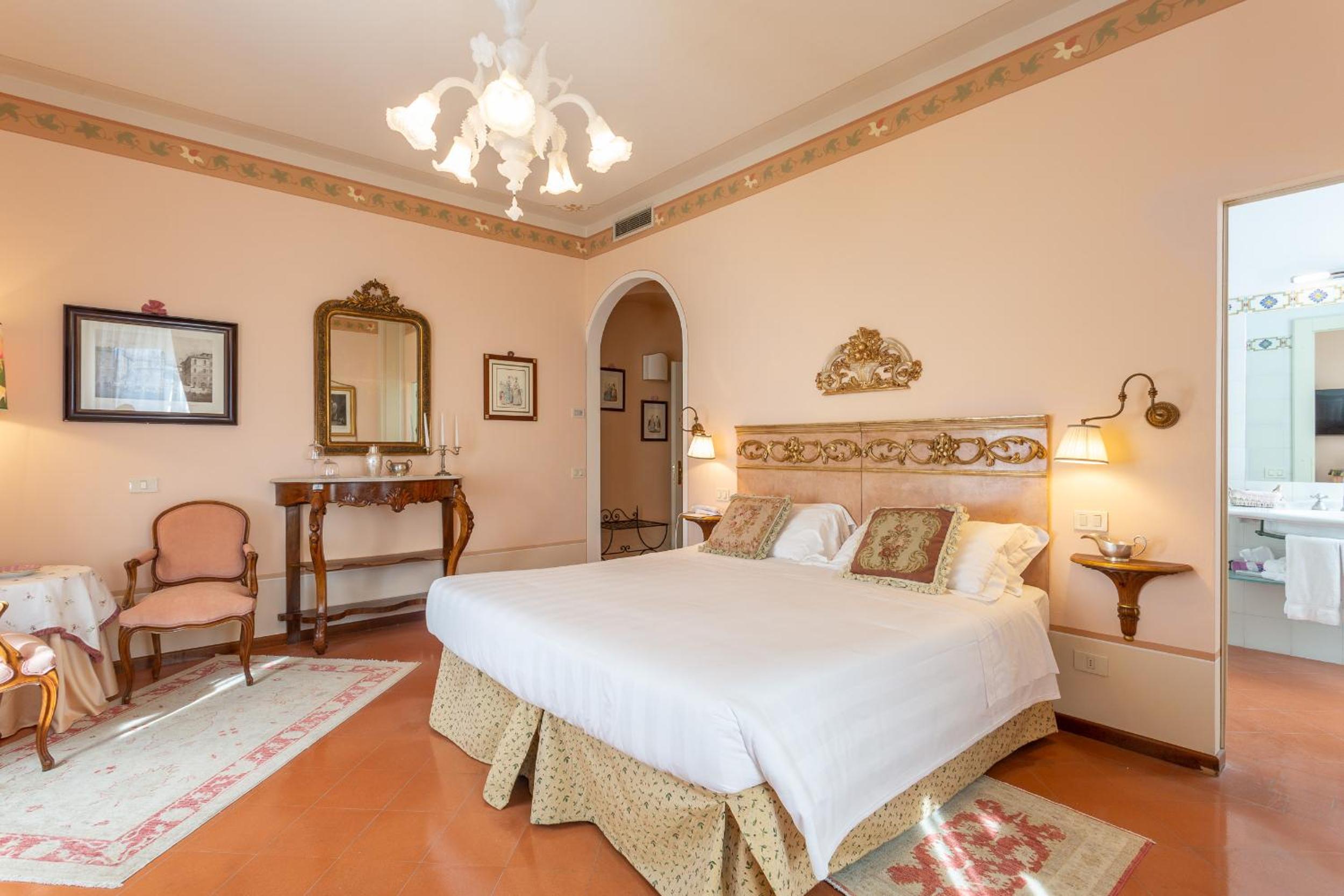 Deluxe King Room with Whirlpool - Photo 3
