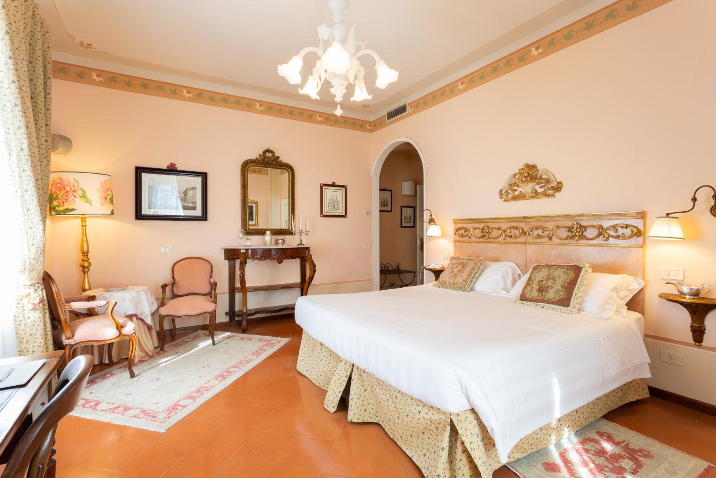 Deluxe King Room with Whirlpool - Photo 2