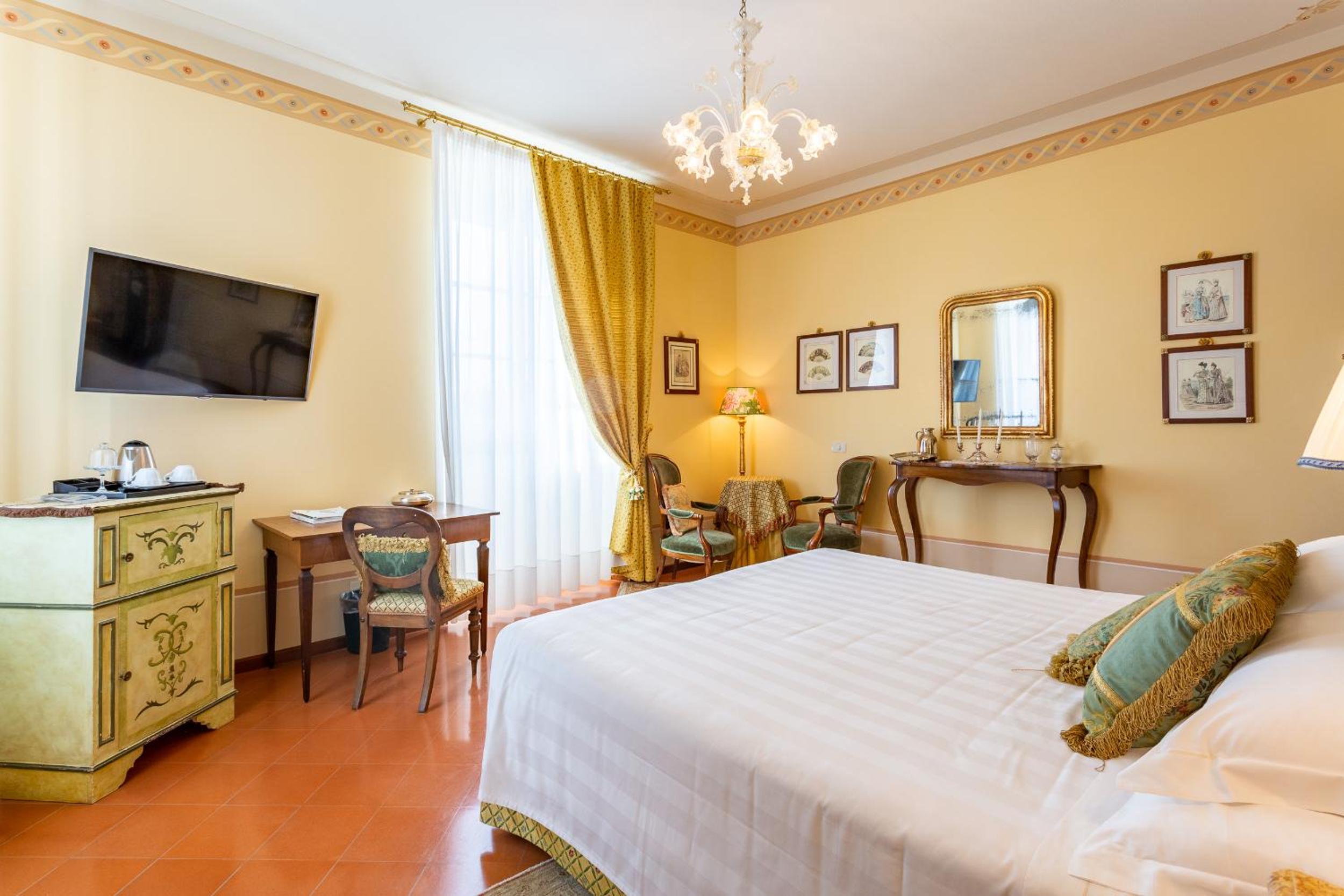 Deluxe King Room with Whirlpool - Photo 16