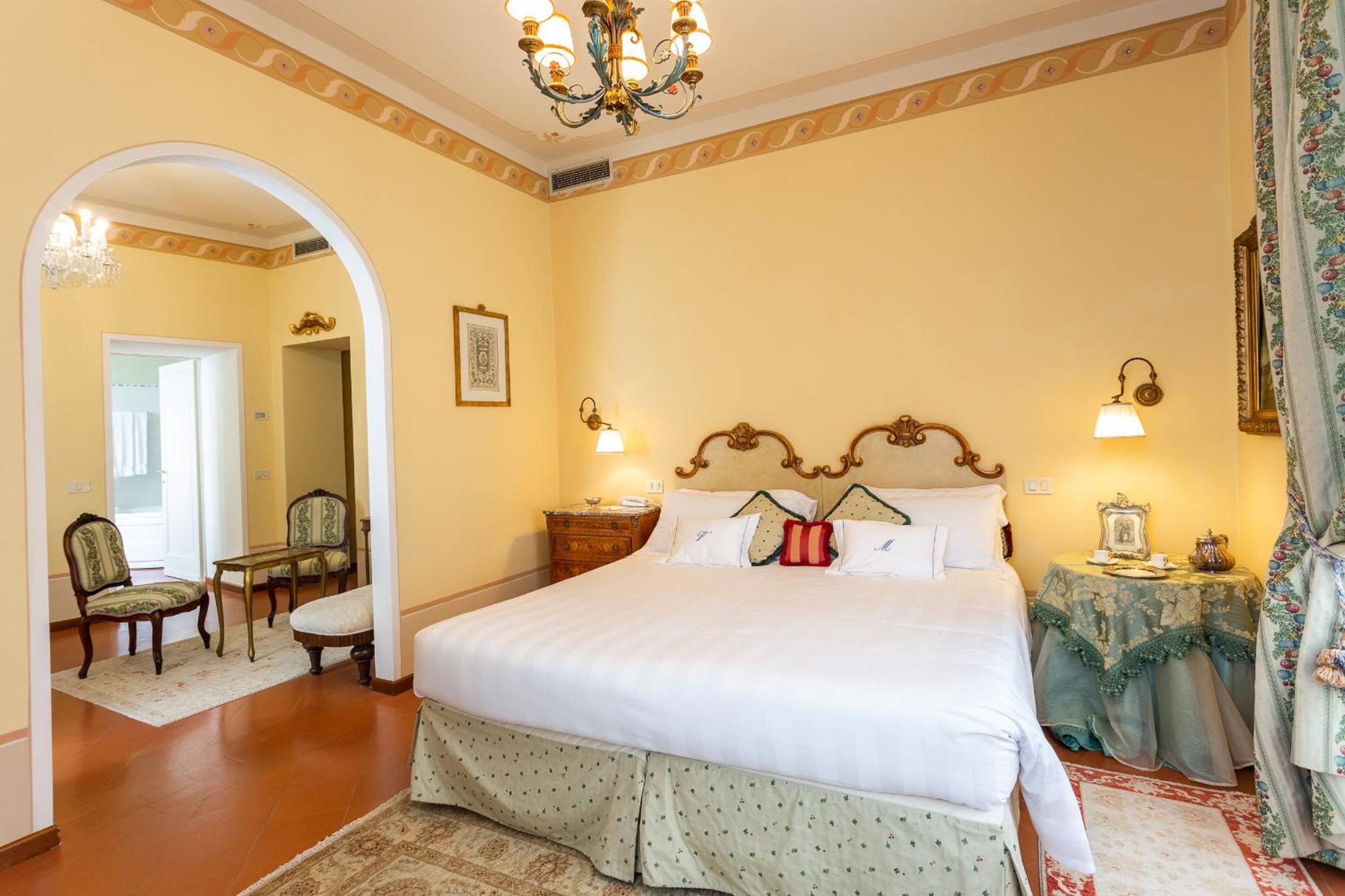 King Suite with Panoramic View - Photo 8