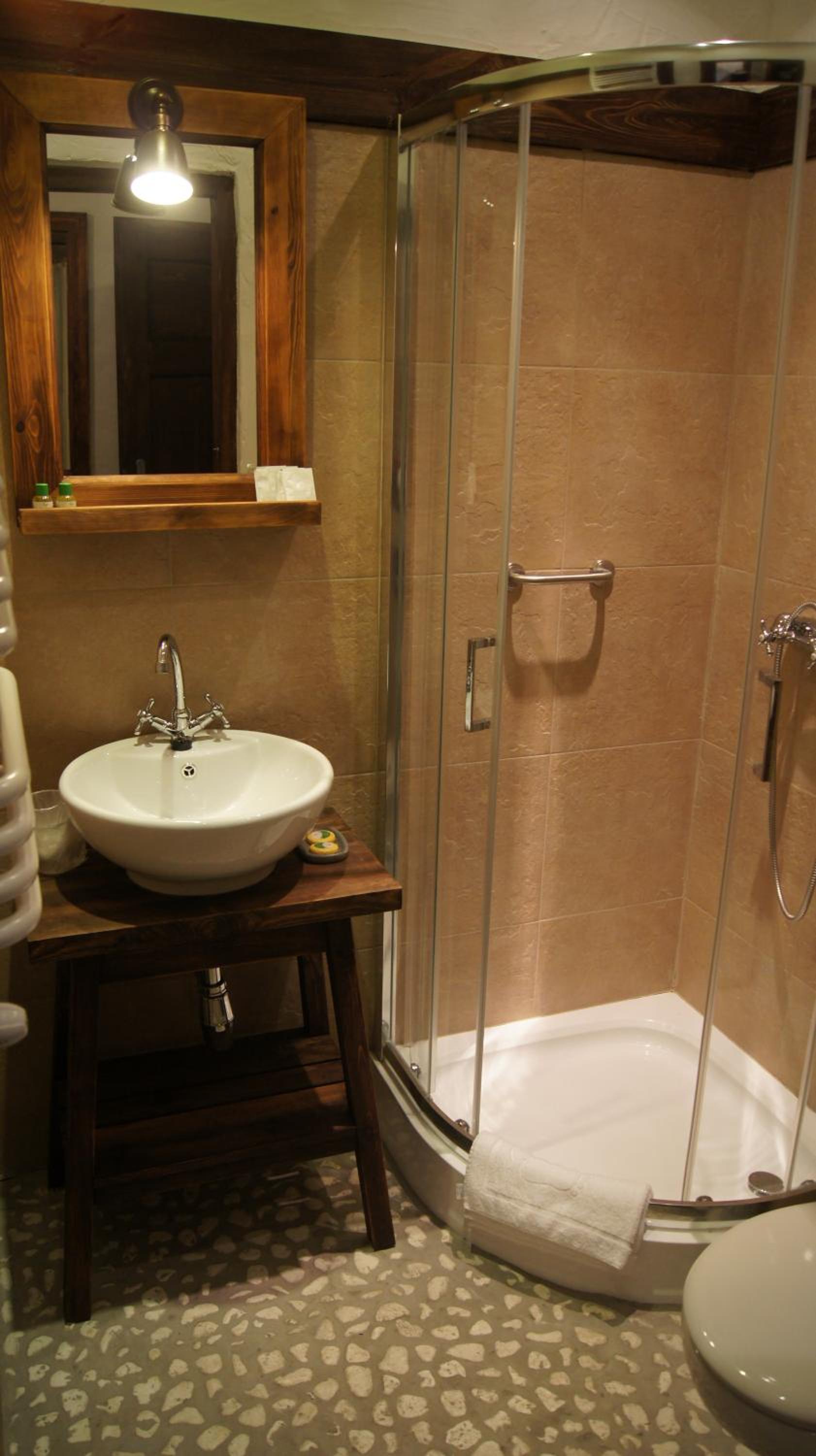 Deluxe Double Room with Shower - Photo 5