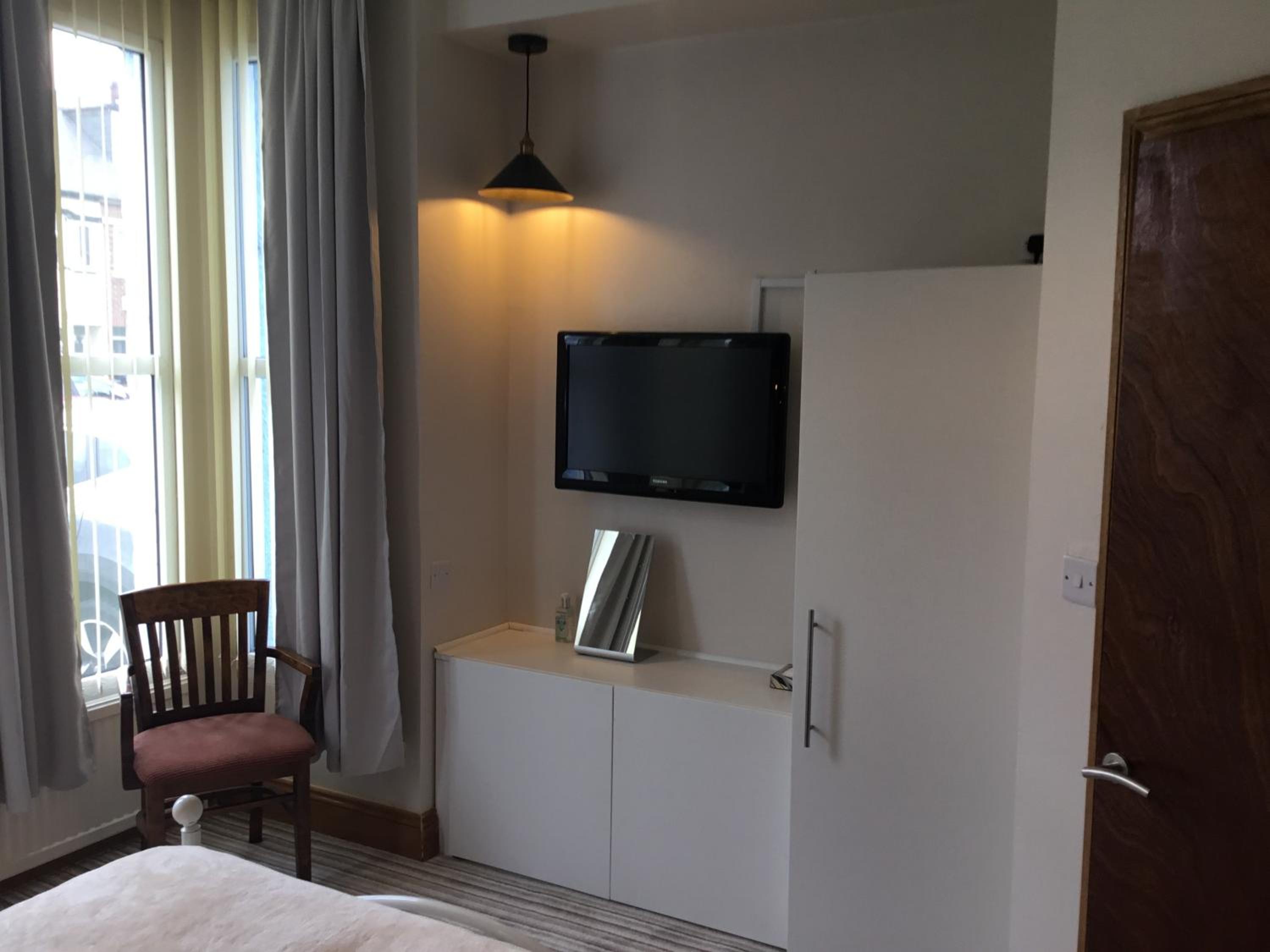 Double Room with Private Bathroom - Photo 18