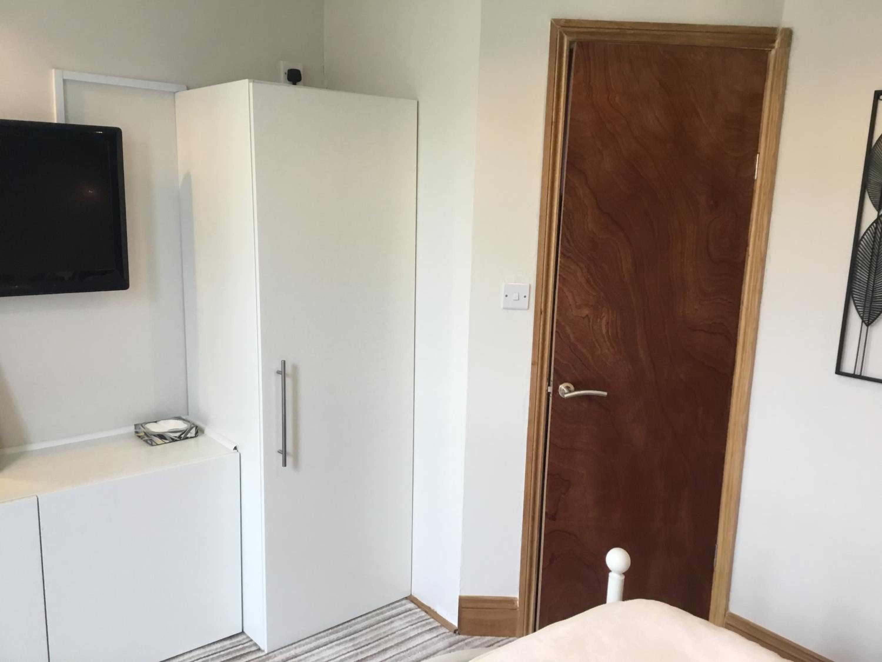 Double Room with Private Bathroom - Photo 17