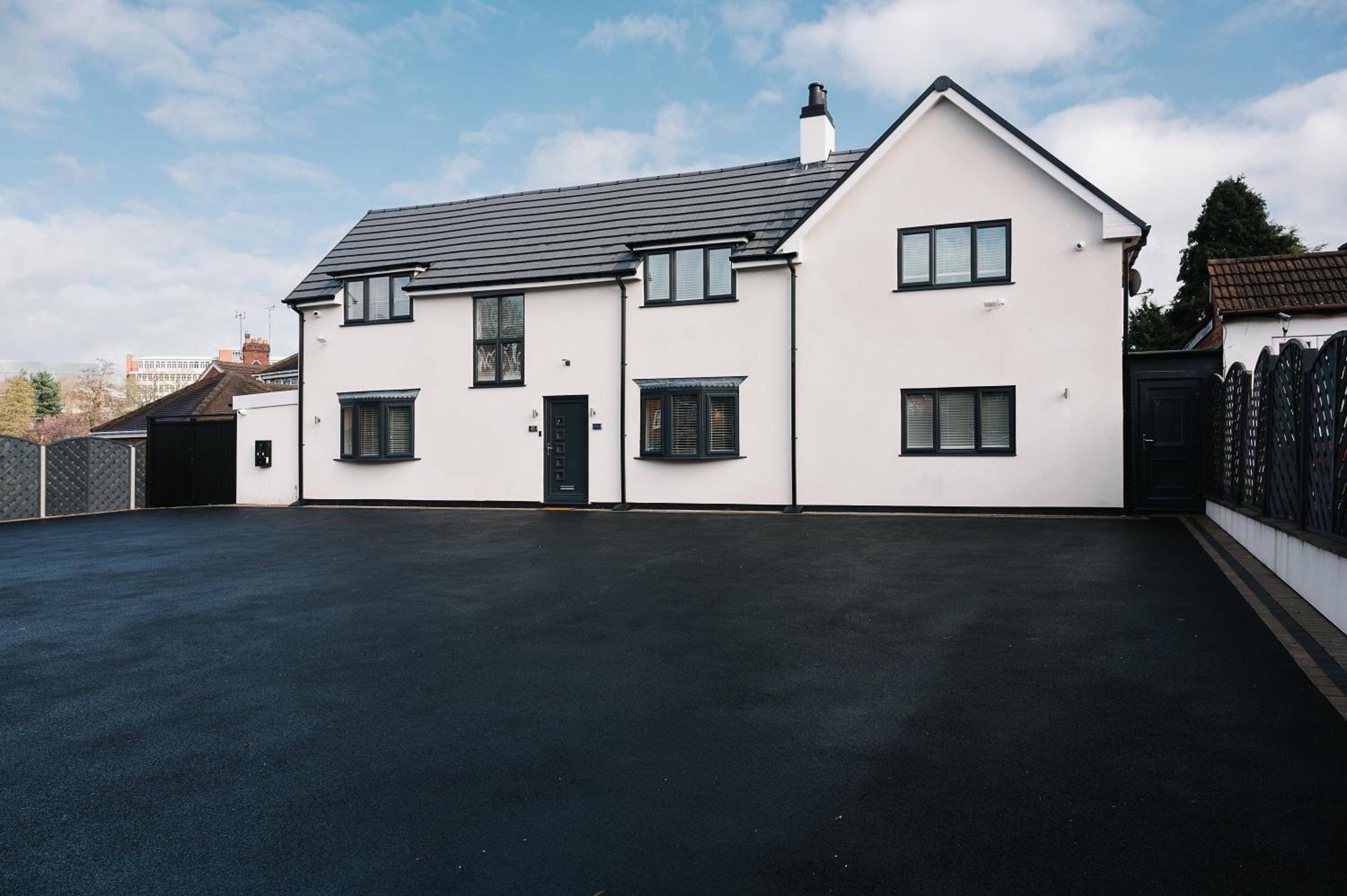 Five-Bedroom House photo 2