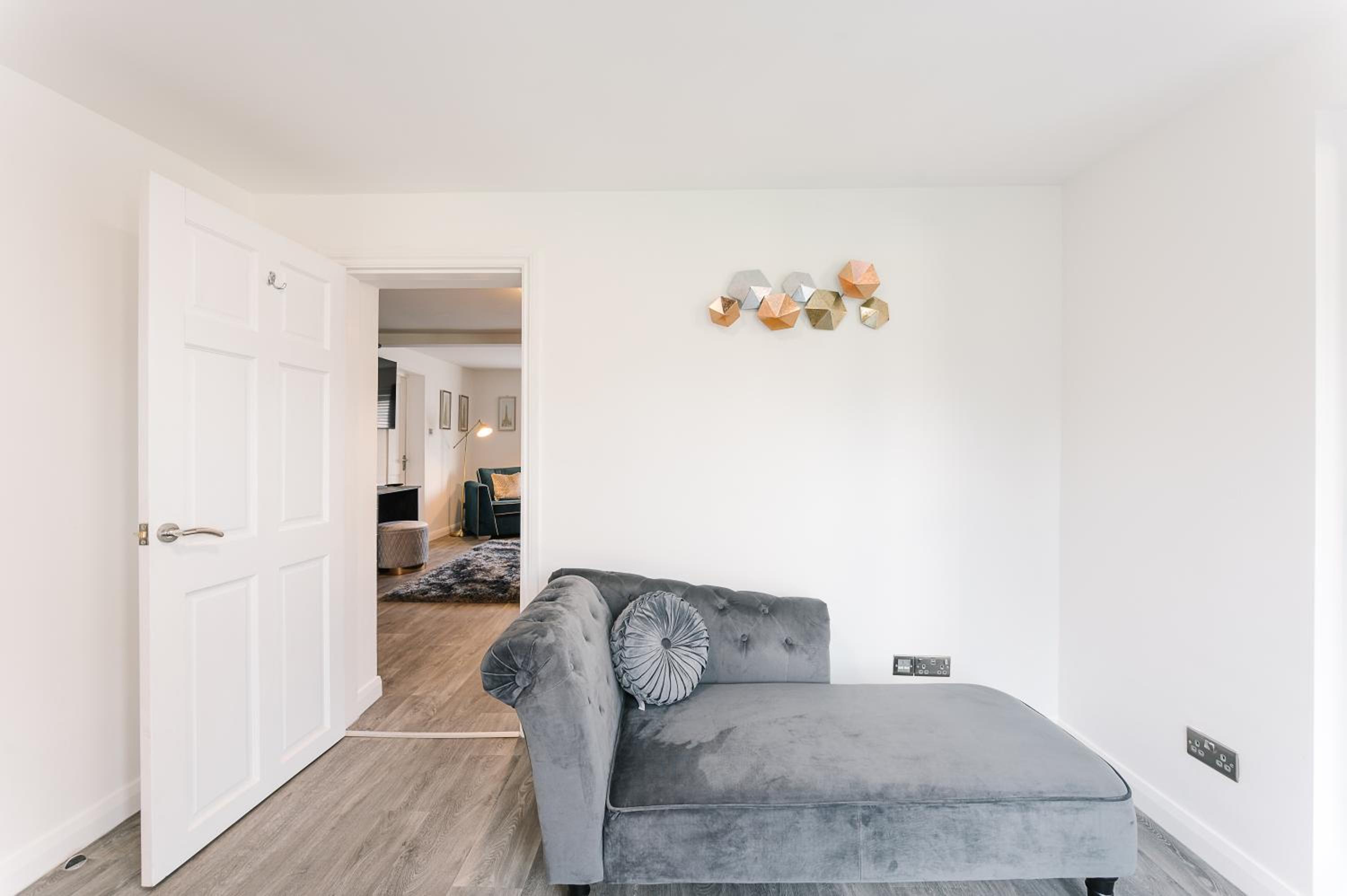 Five-Bedroom House photo 1
