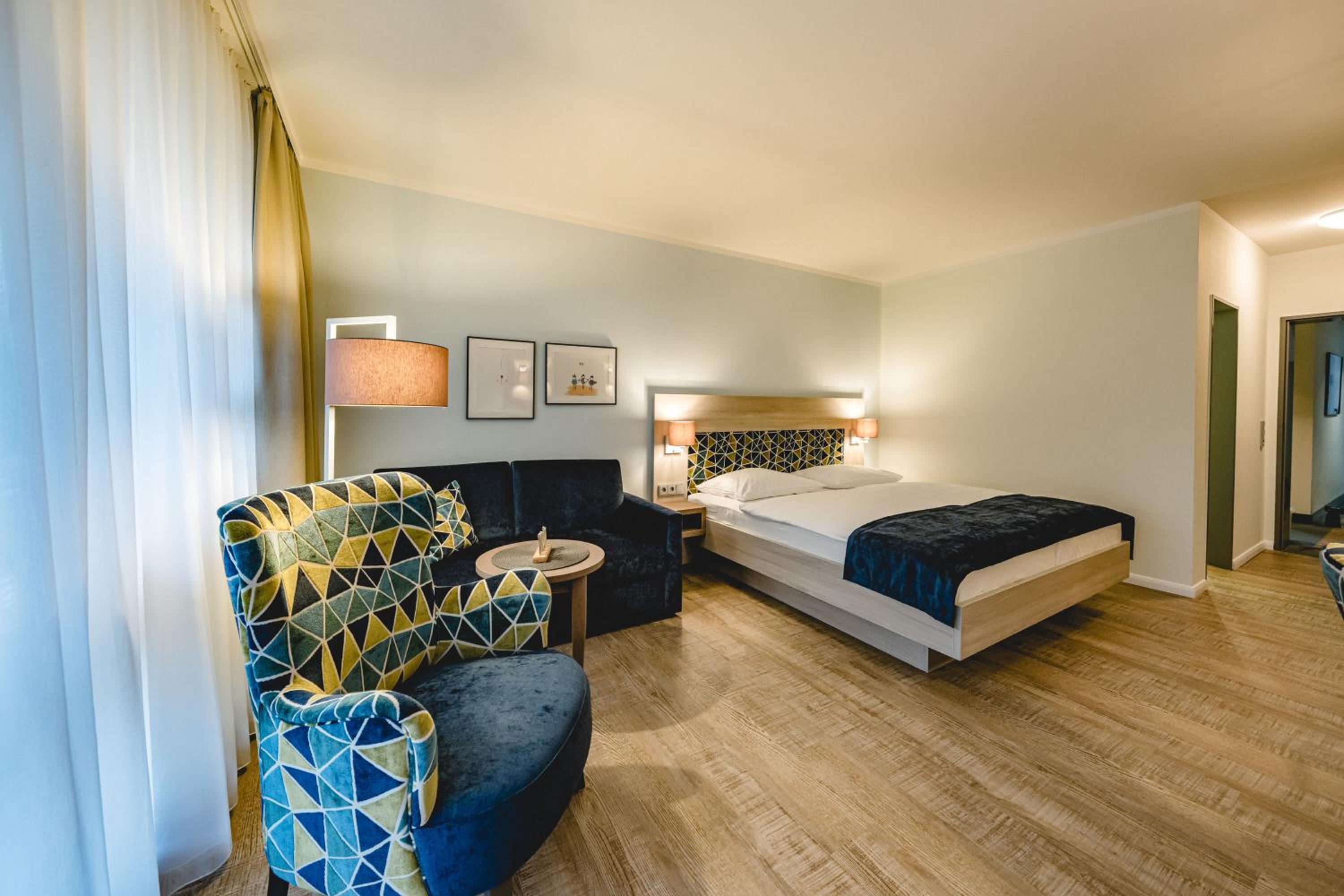 Deluxe Double Room with Balcony - Photo 11