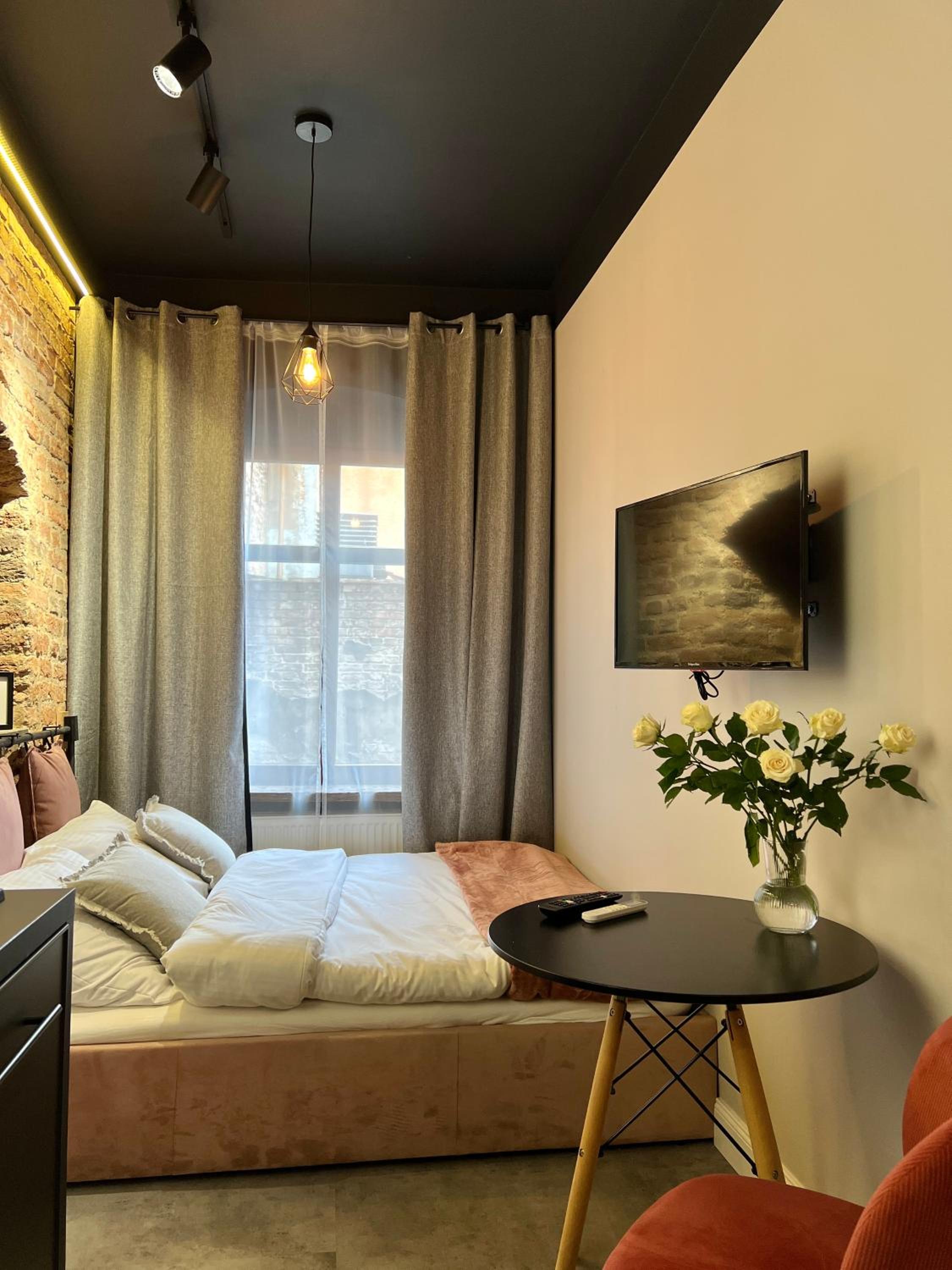 One-Bedroom Apartment - Photo 1