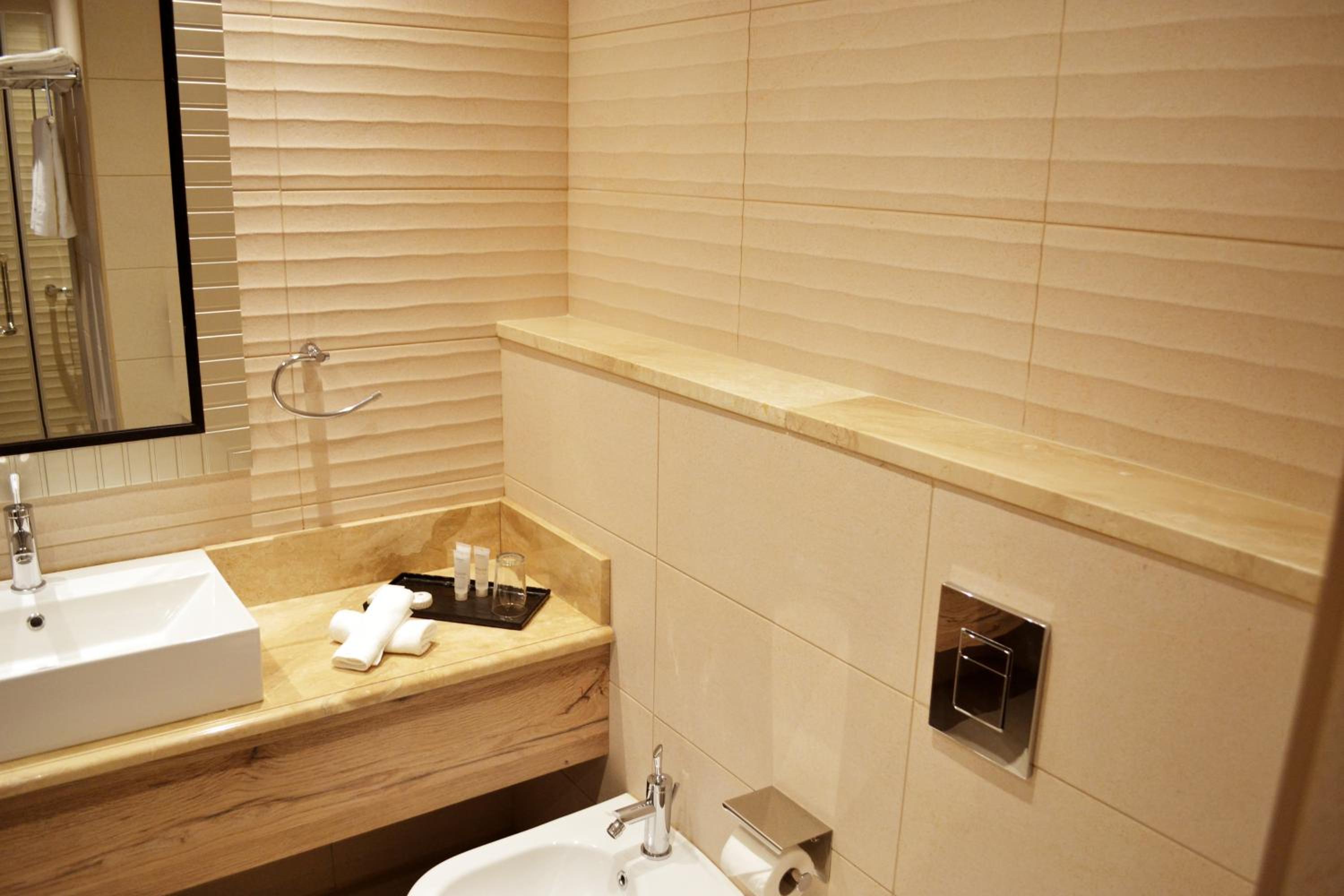 Standard Double Room - Photo 10