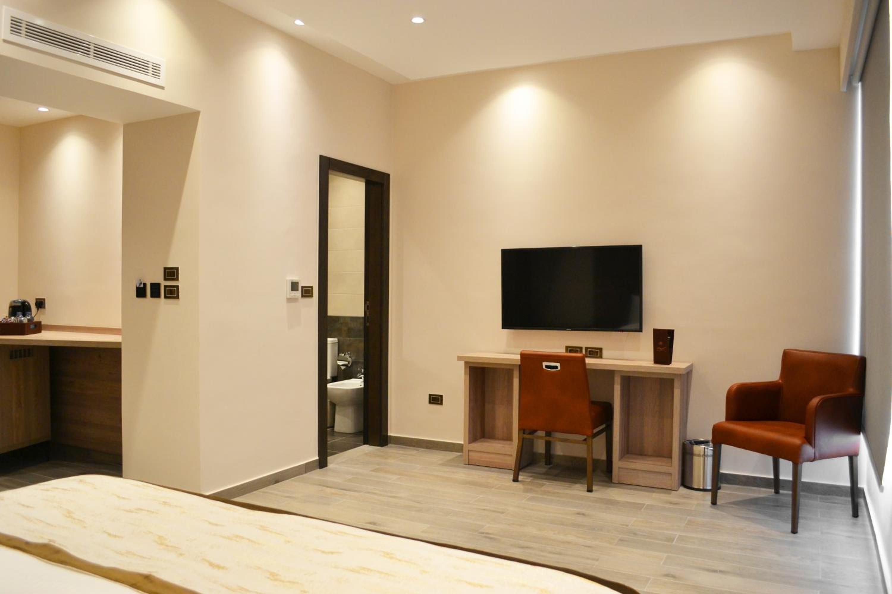 Standard Double Room - Photo 8
