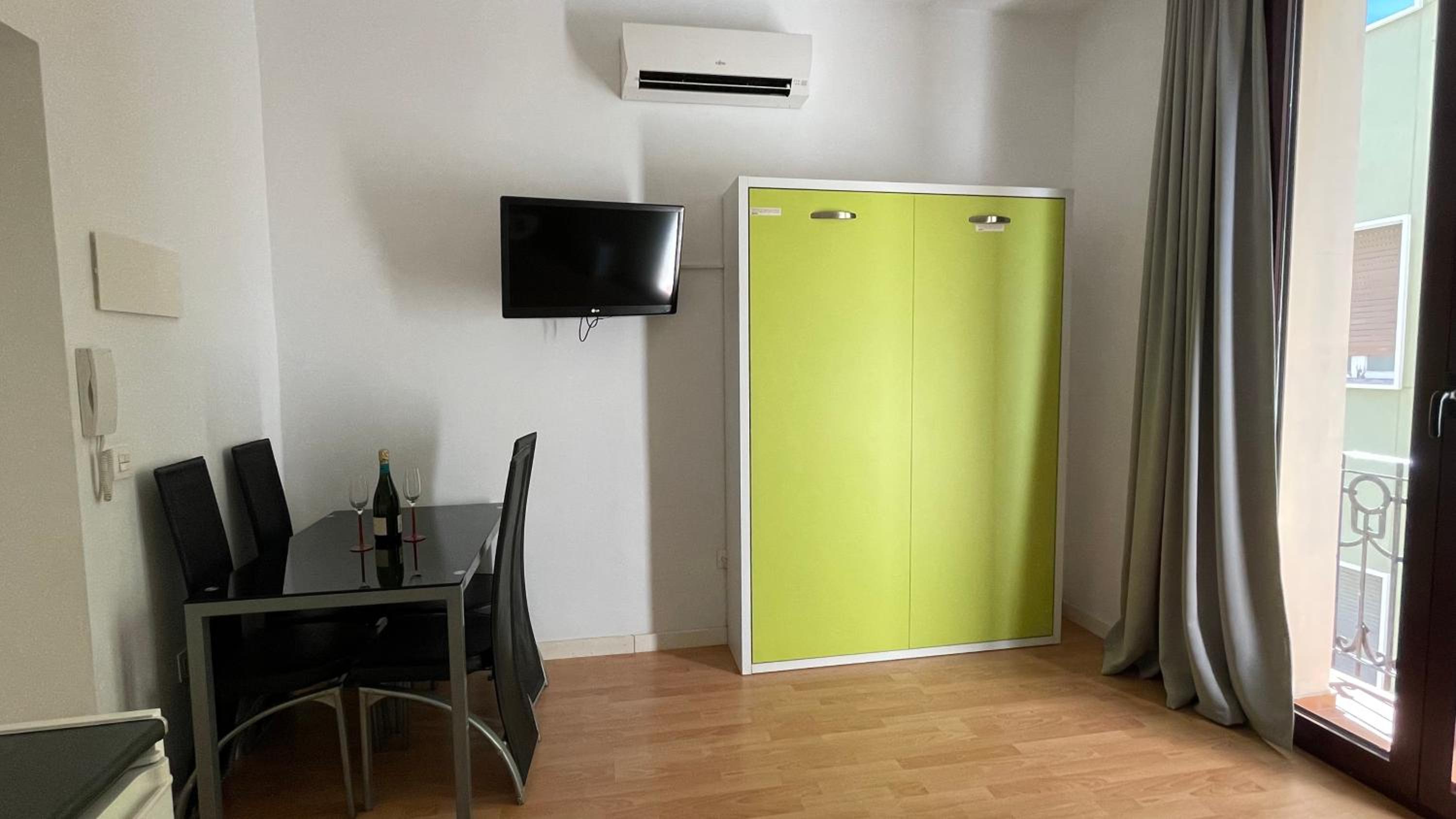Apartment with Balcony photo 3