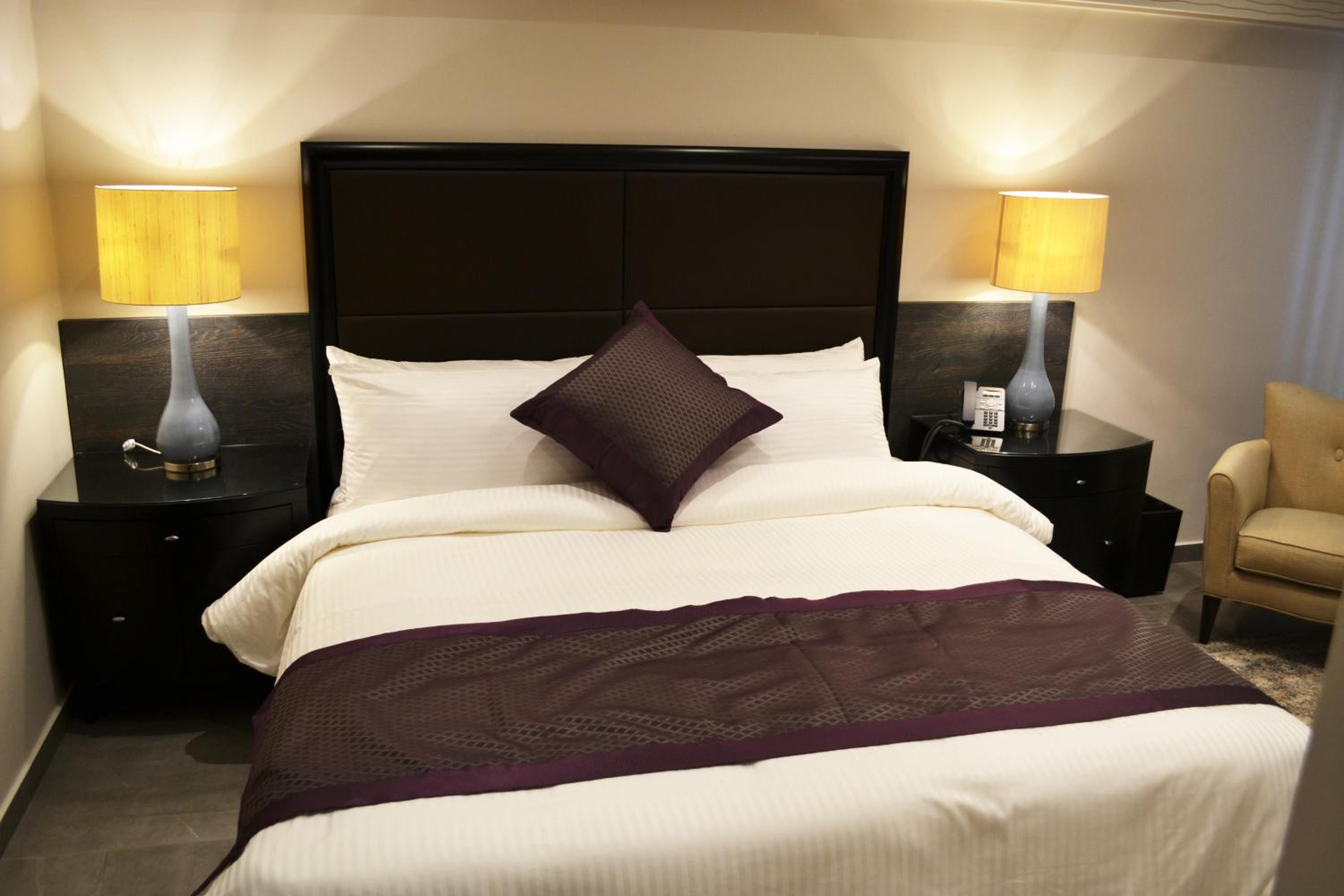 Executive Suite - Photo 12