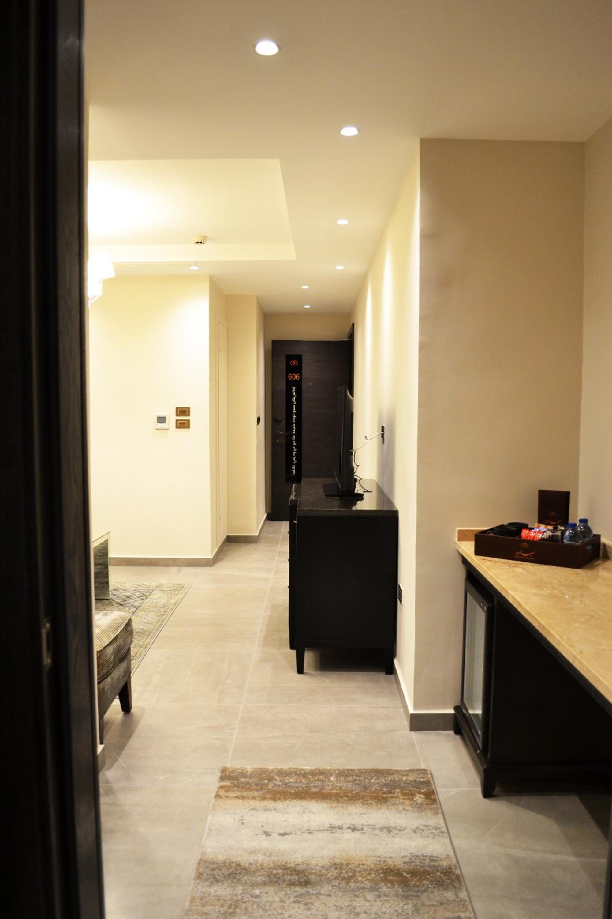 Executive Suite - Photo 11