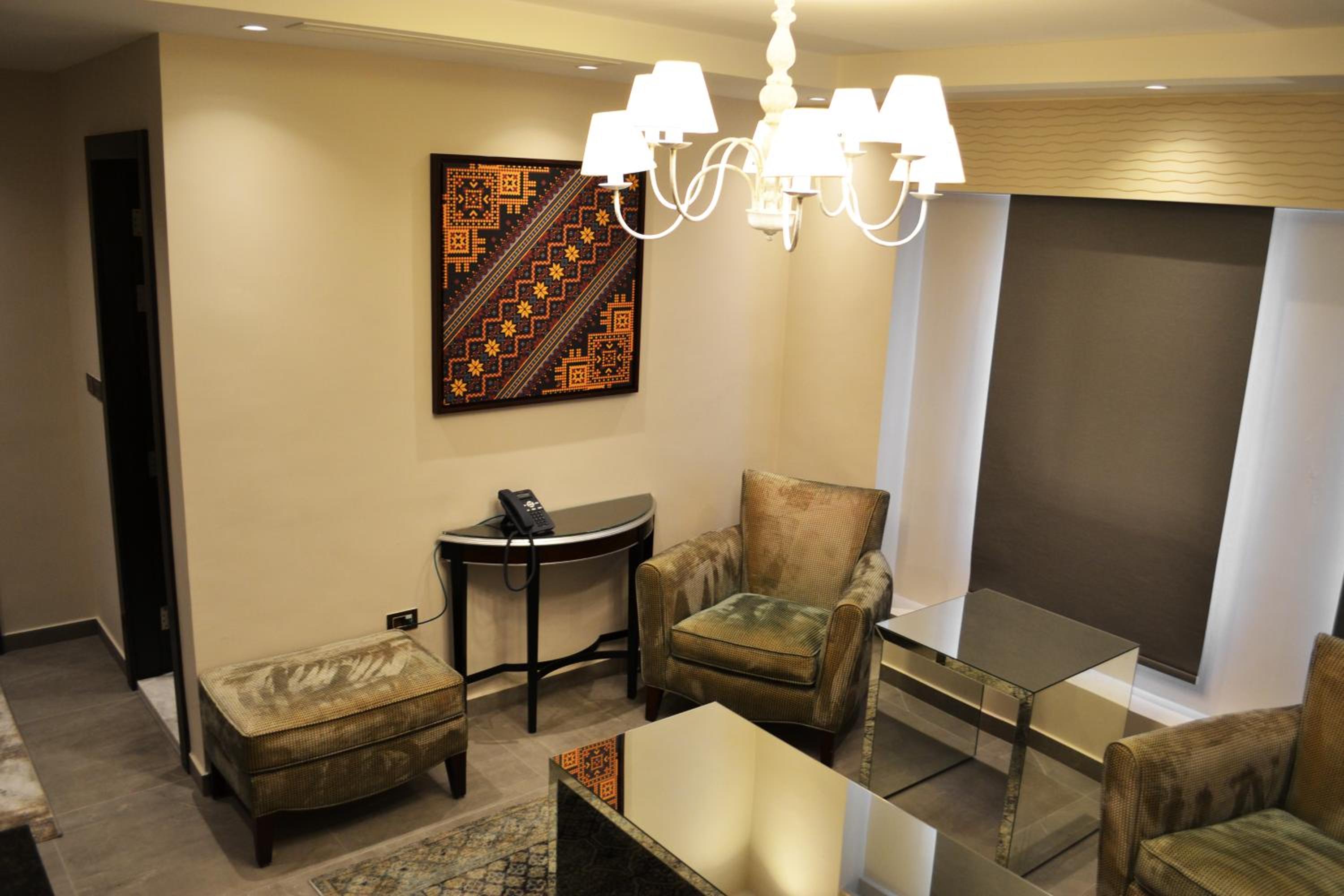 Executive Suite - Photo 10