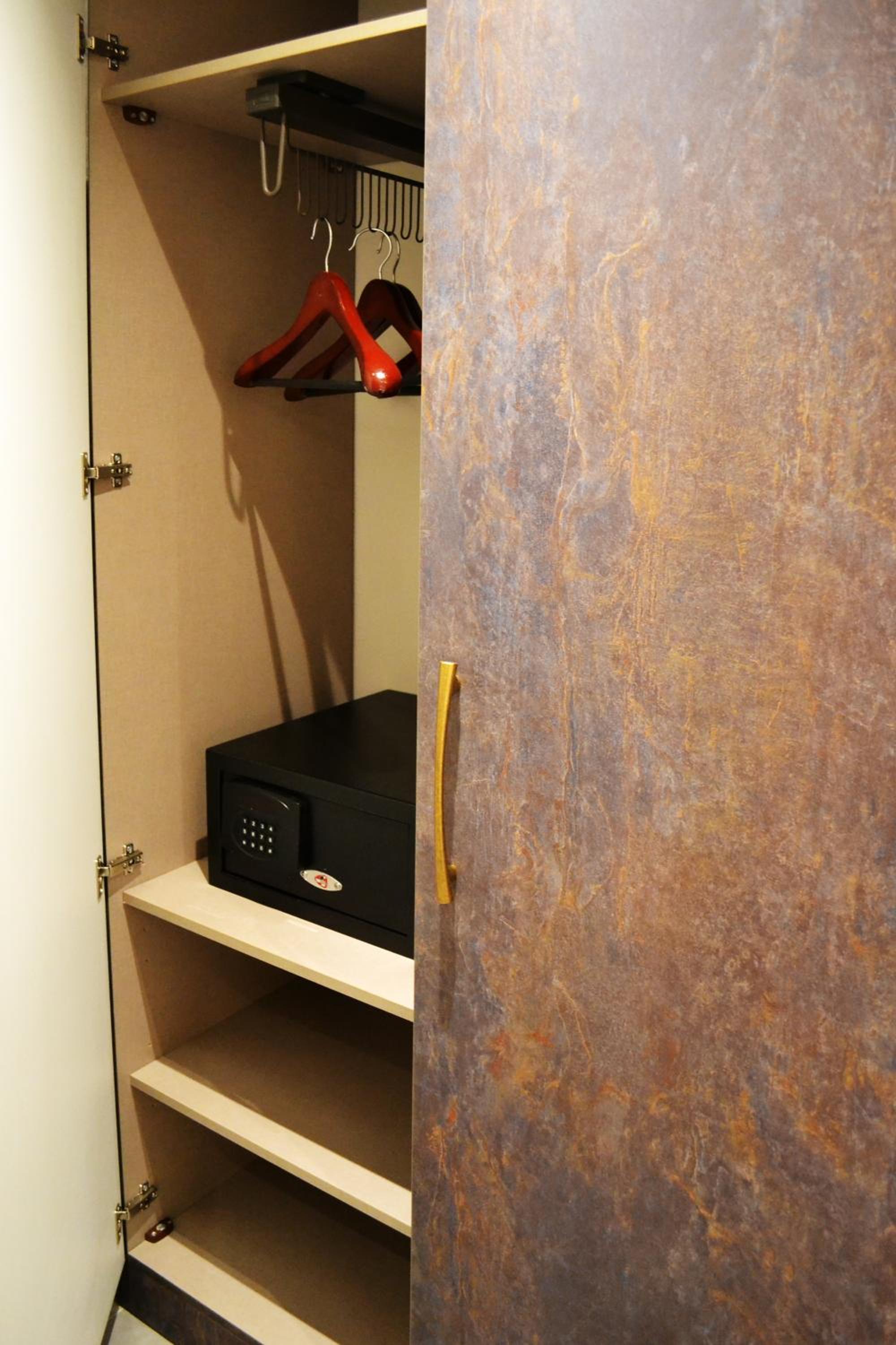 Executive Suite - Photo 14
