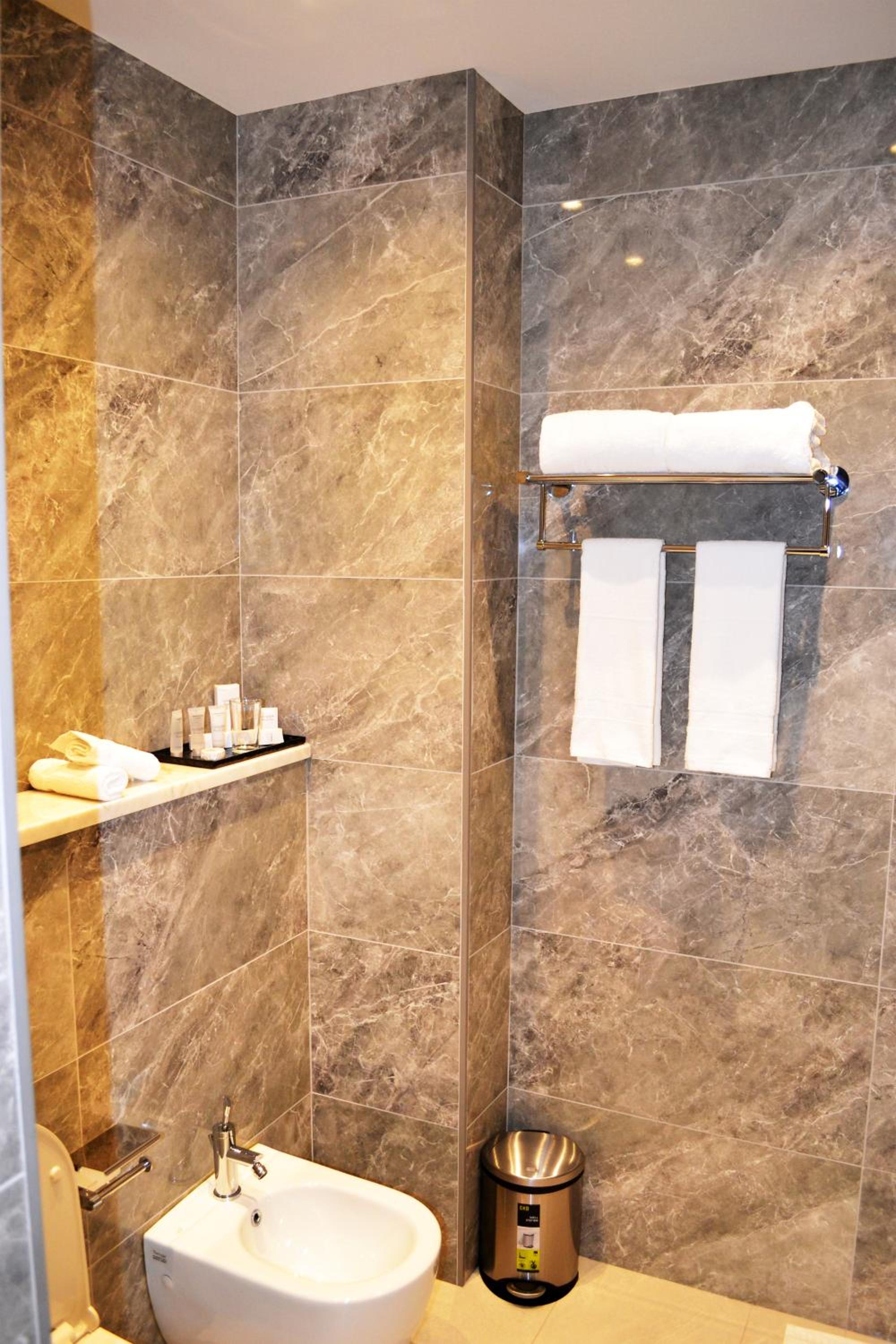 Executive Suite - Photo 16