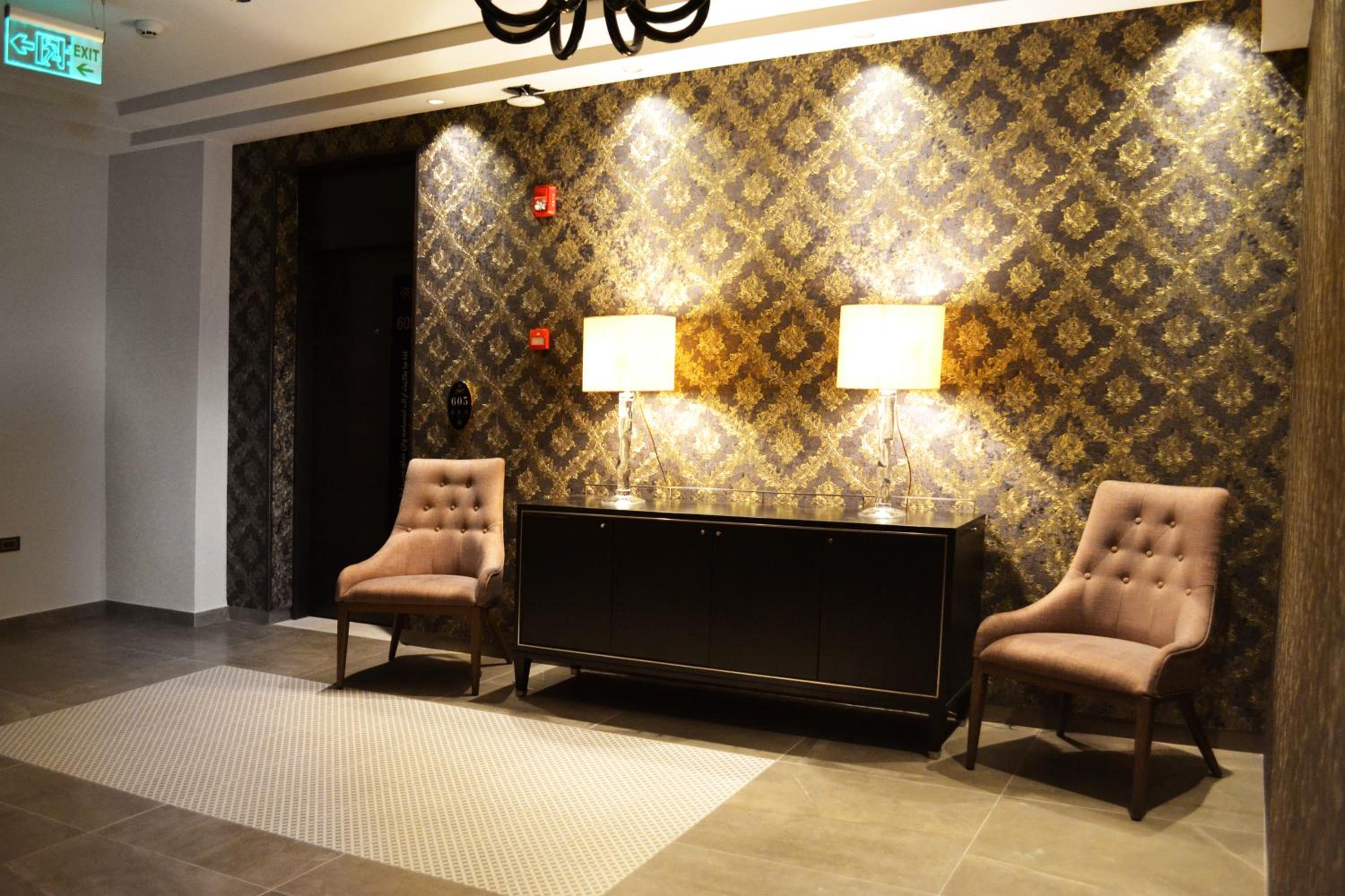 Executive Suite - Photo 7