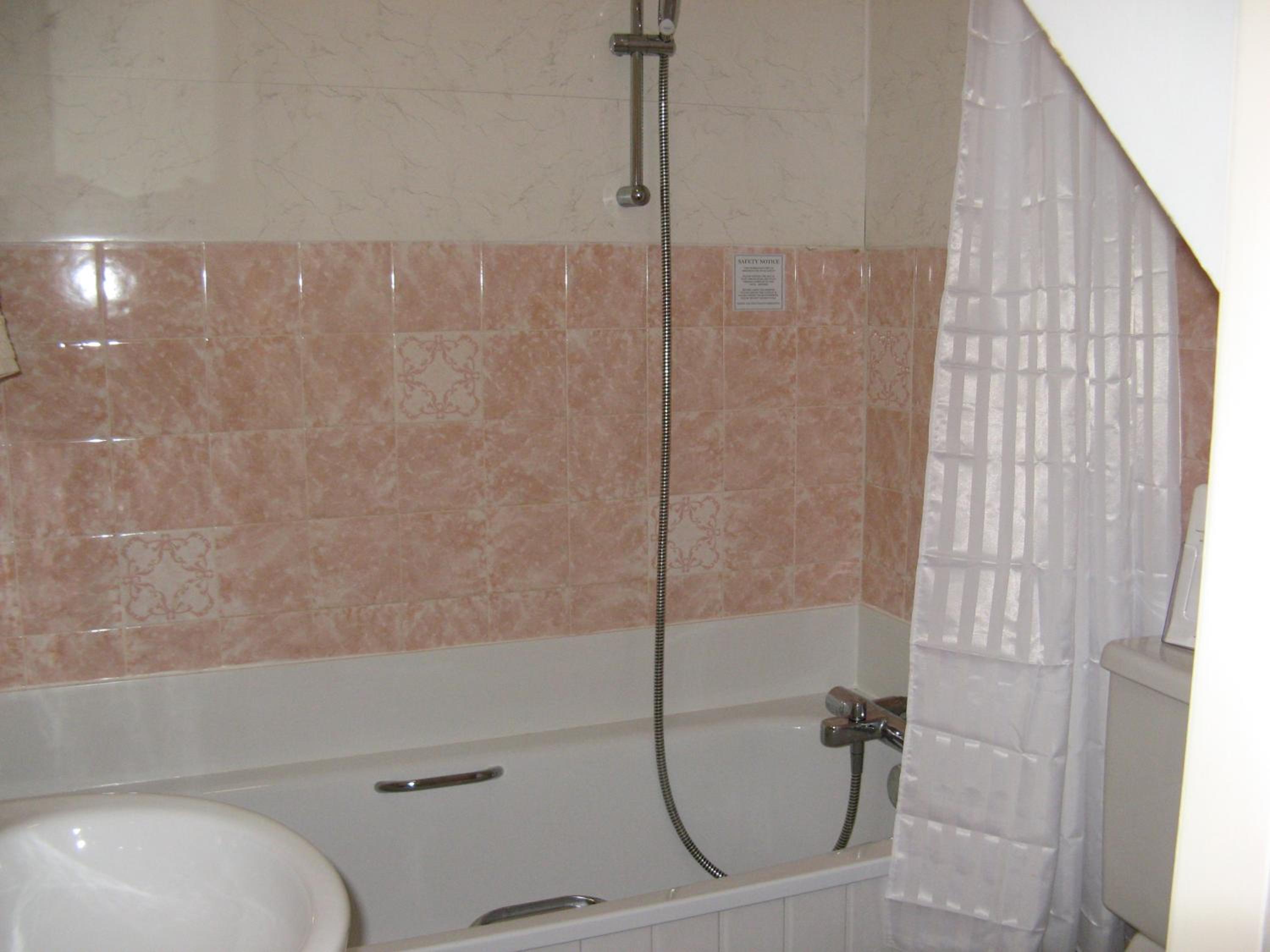 Family Room - Ensuite with Bath (Sea View) - Photo 7