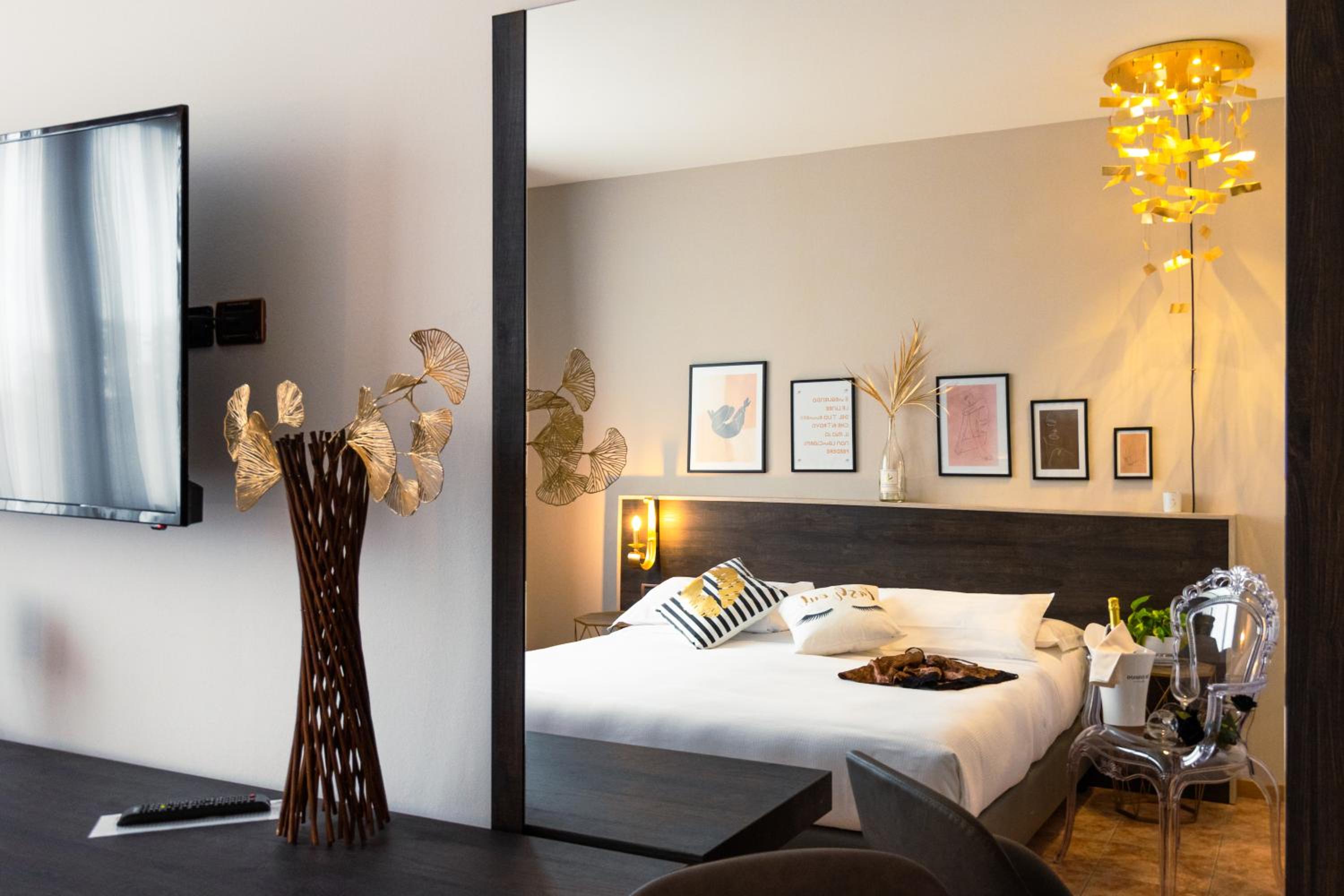 Deluxe Room - Photo 6