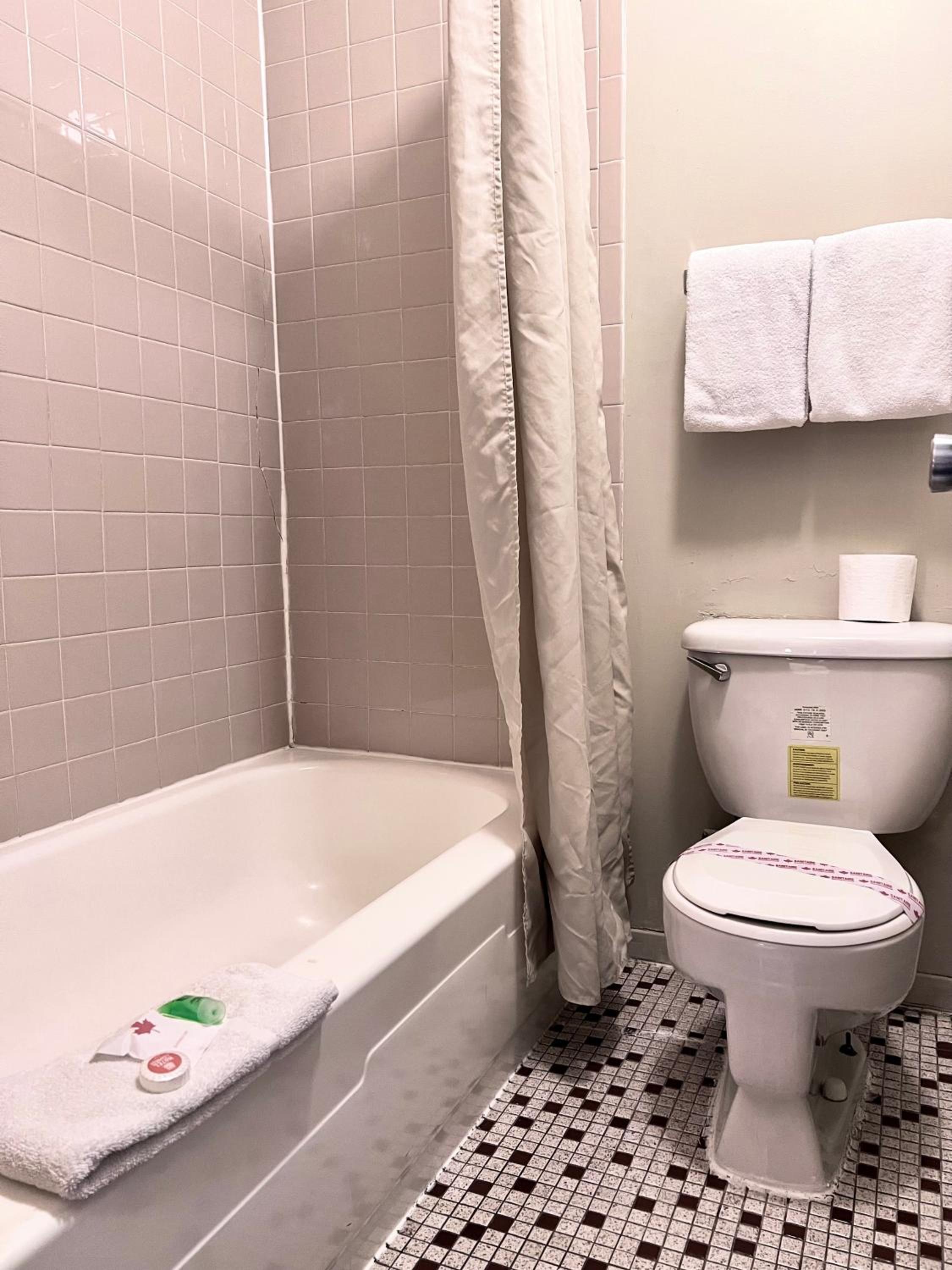 Double or Queen Room - Photo 2