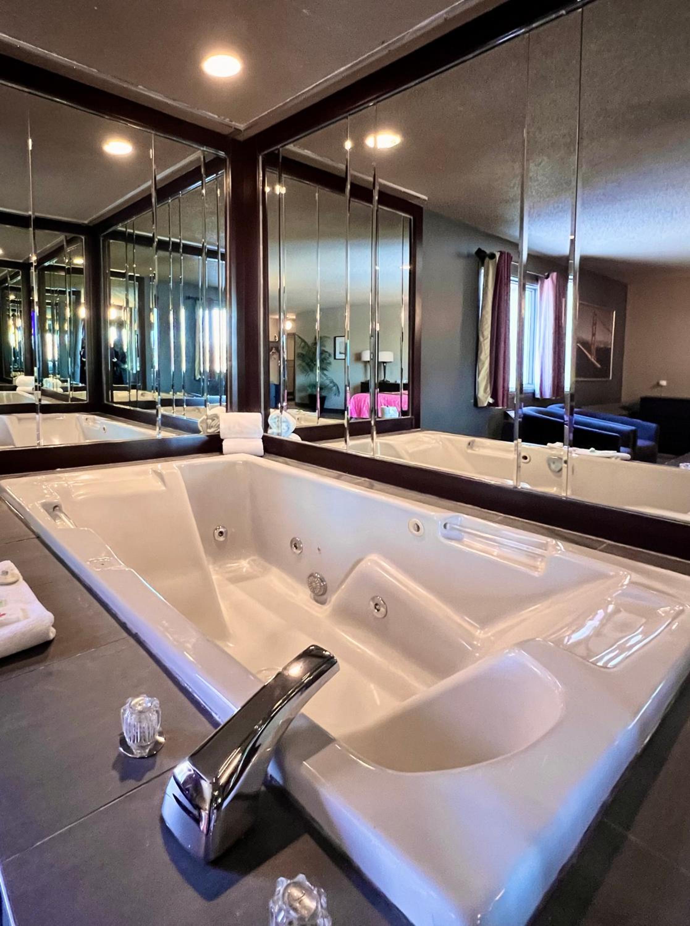 Executive Suite - Photo 6