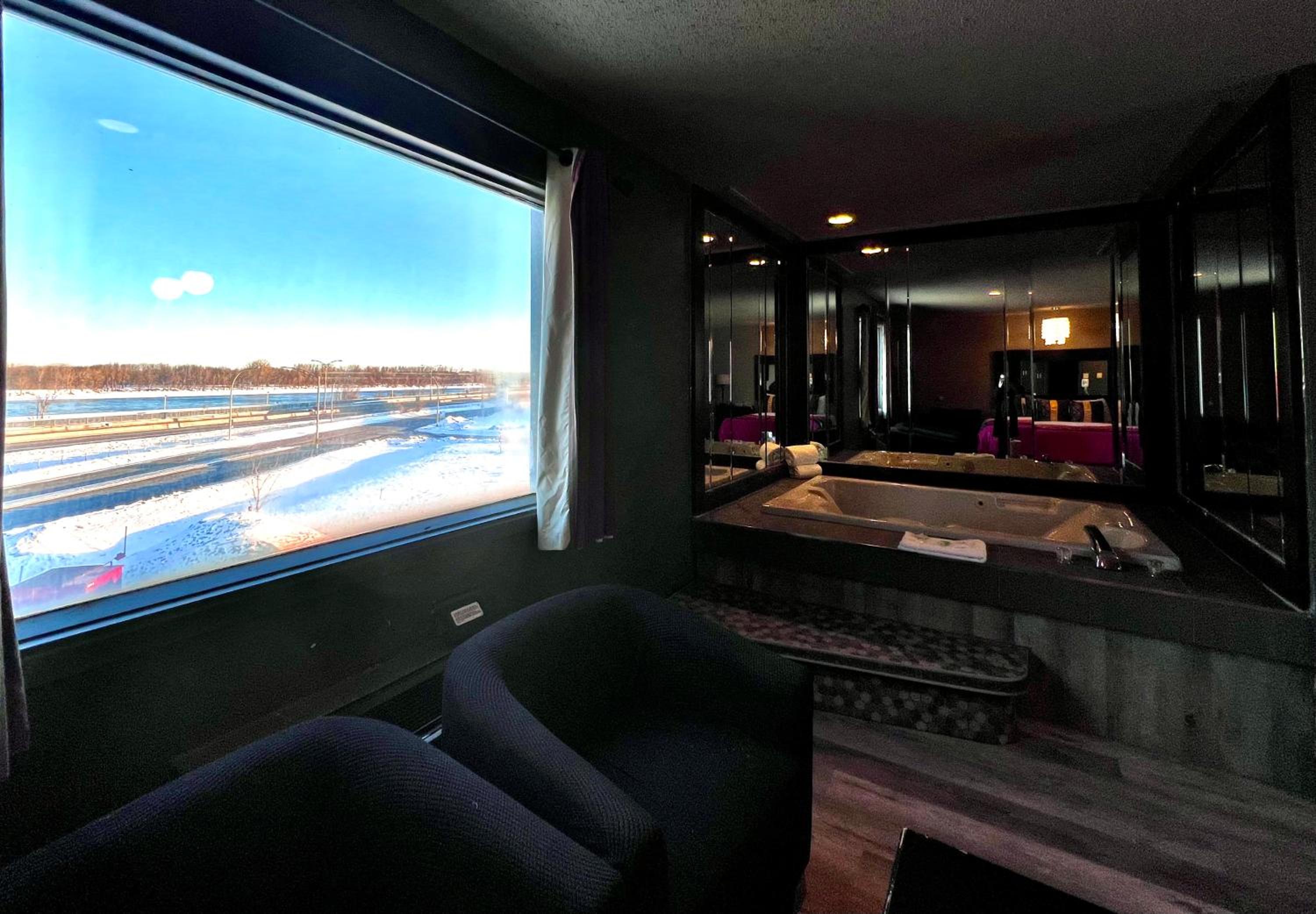 Executive Suite - Photo 2