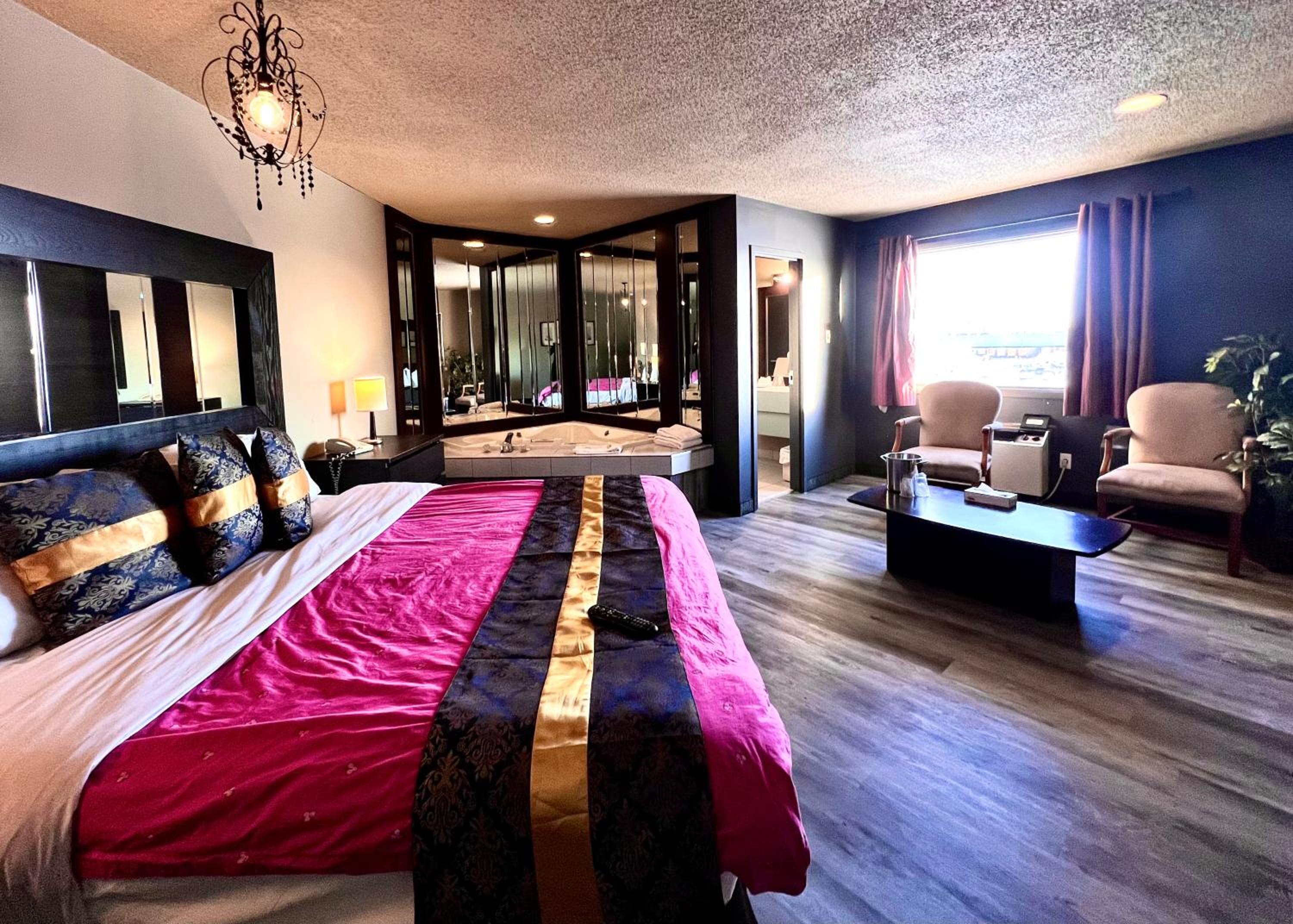 Executive Suite - Photo 8
