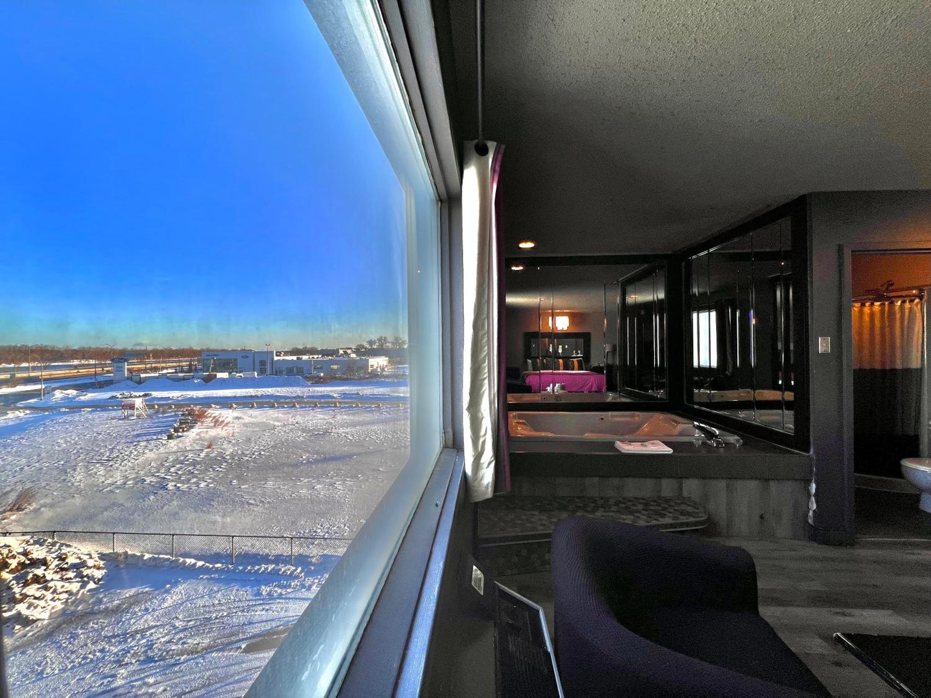 Executive Suite - Photo 3