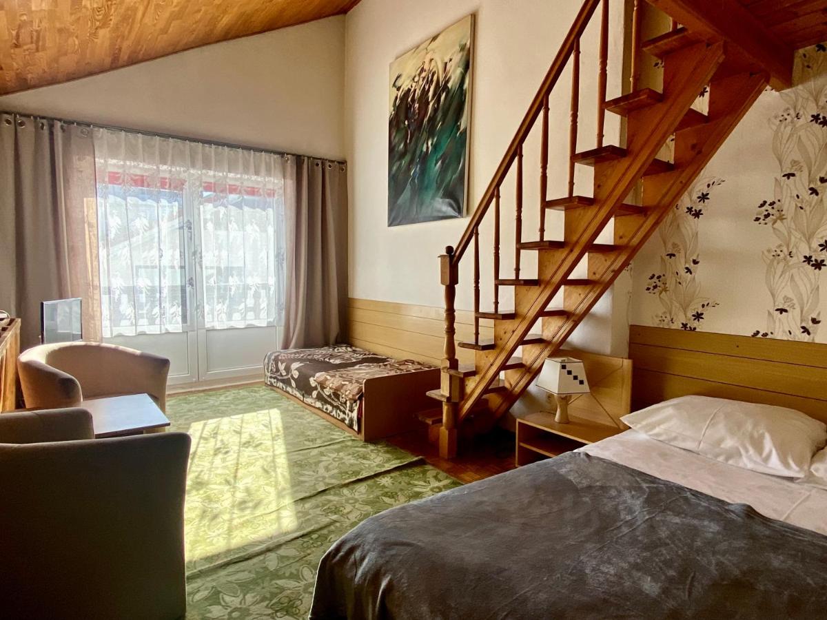 Family Room with Private Bathroom photo 2