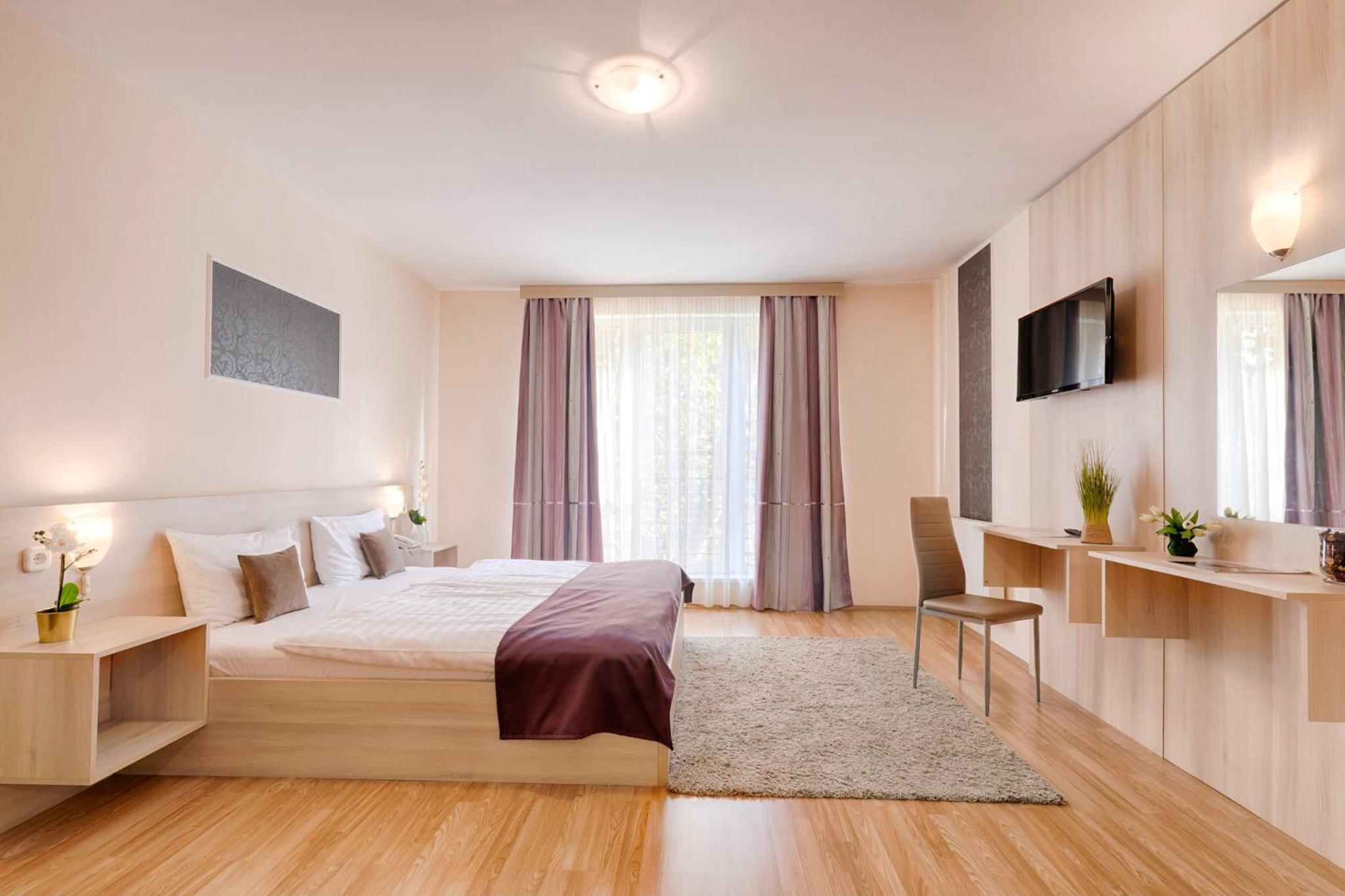 Large Double Room - Photo 9
