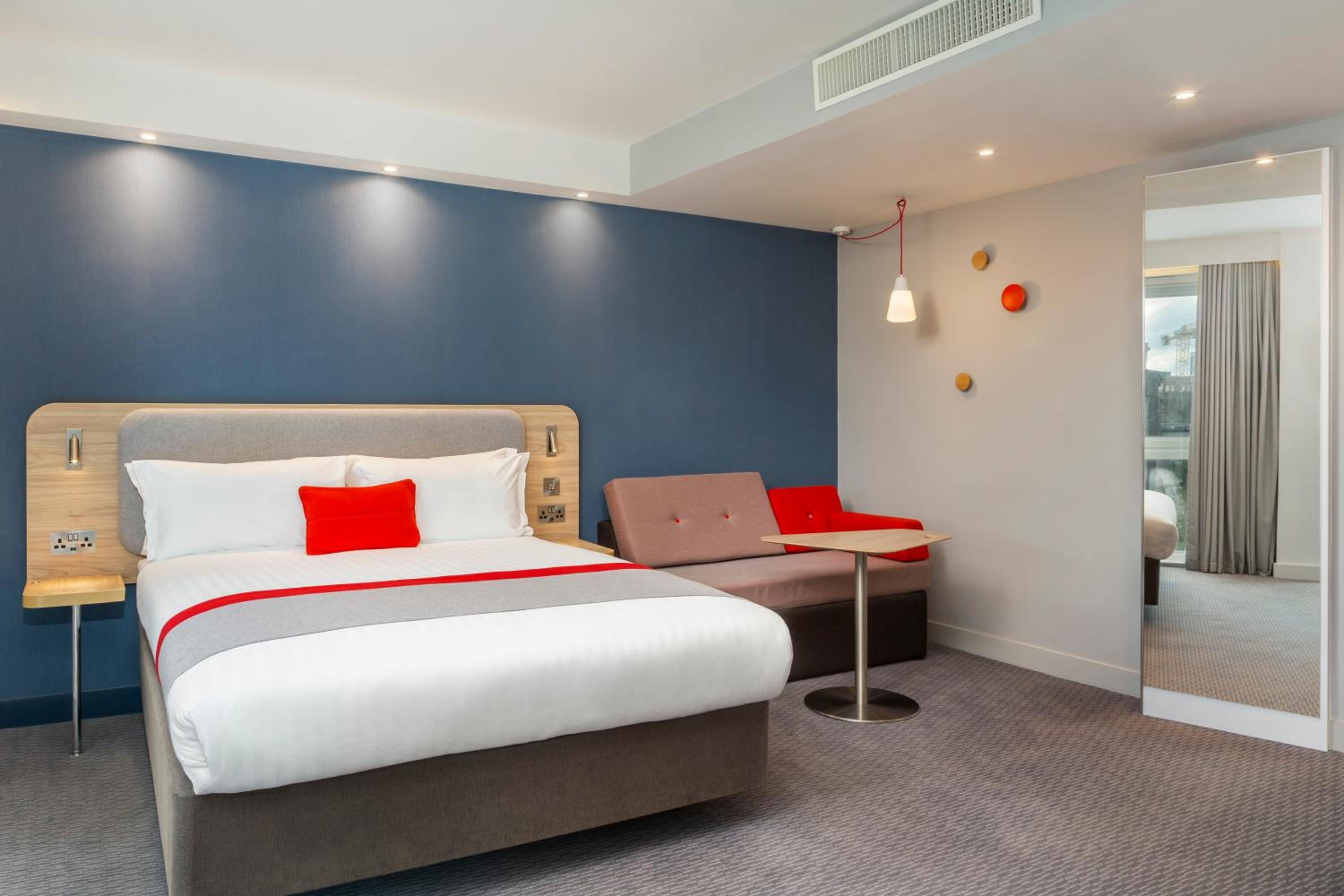 Standard Double Room with Single Sofa Bed and Free Hot Breakfast - Photo 8