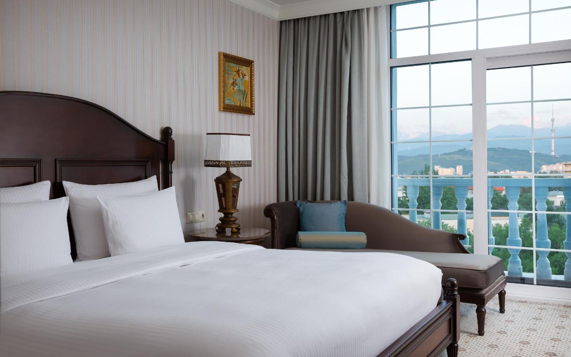 Executive Suite - Photo 13