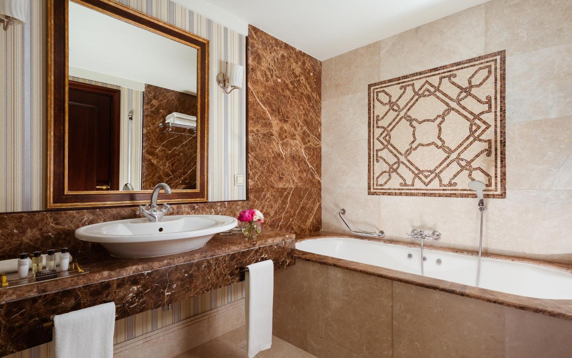 Executive Suite - Photo 8