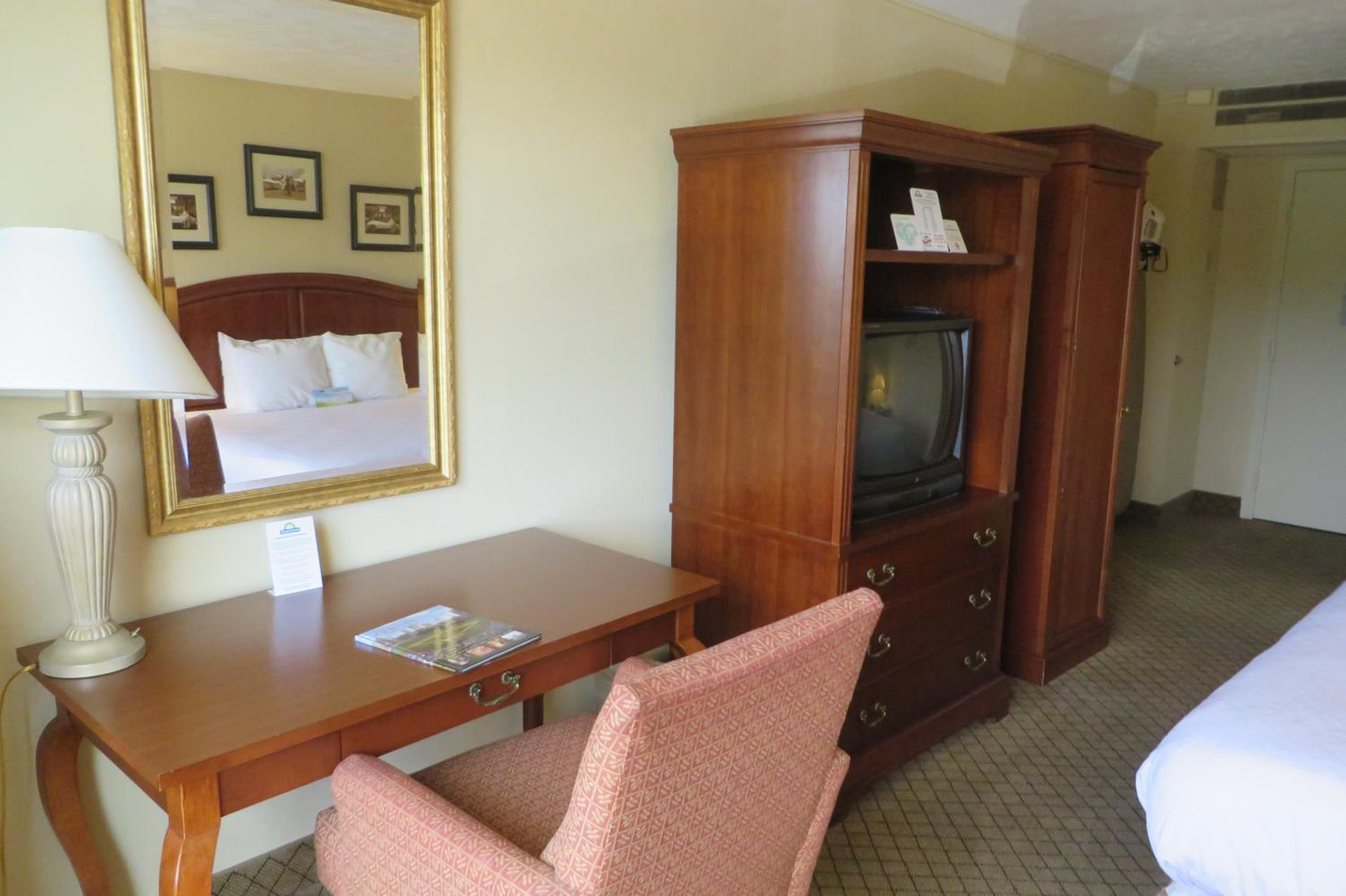 Superior King Room - Non-Smoking - Photo 6