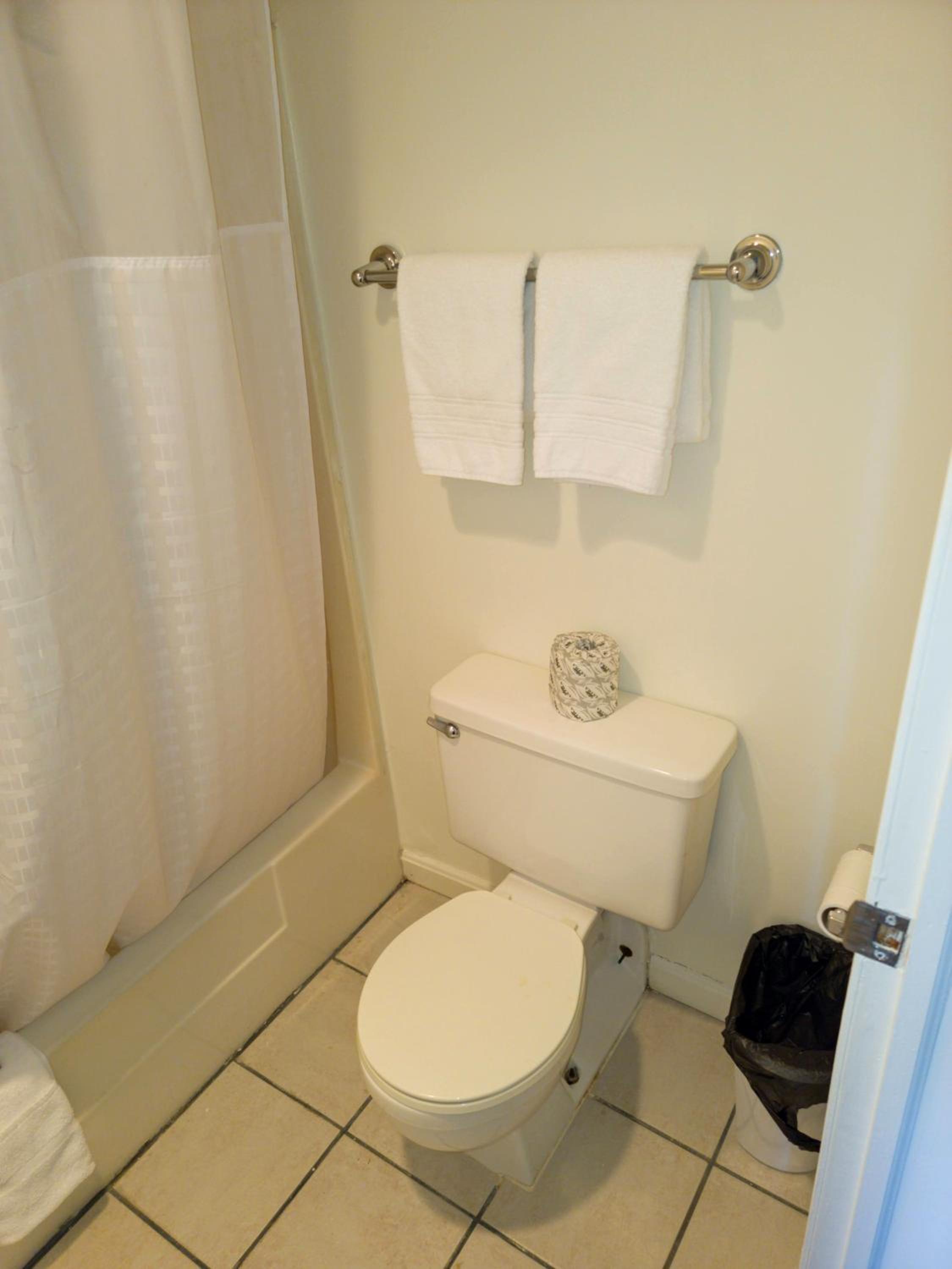 Quadruple Room with Private Bathroom - Photo 9