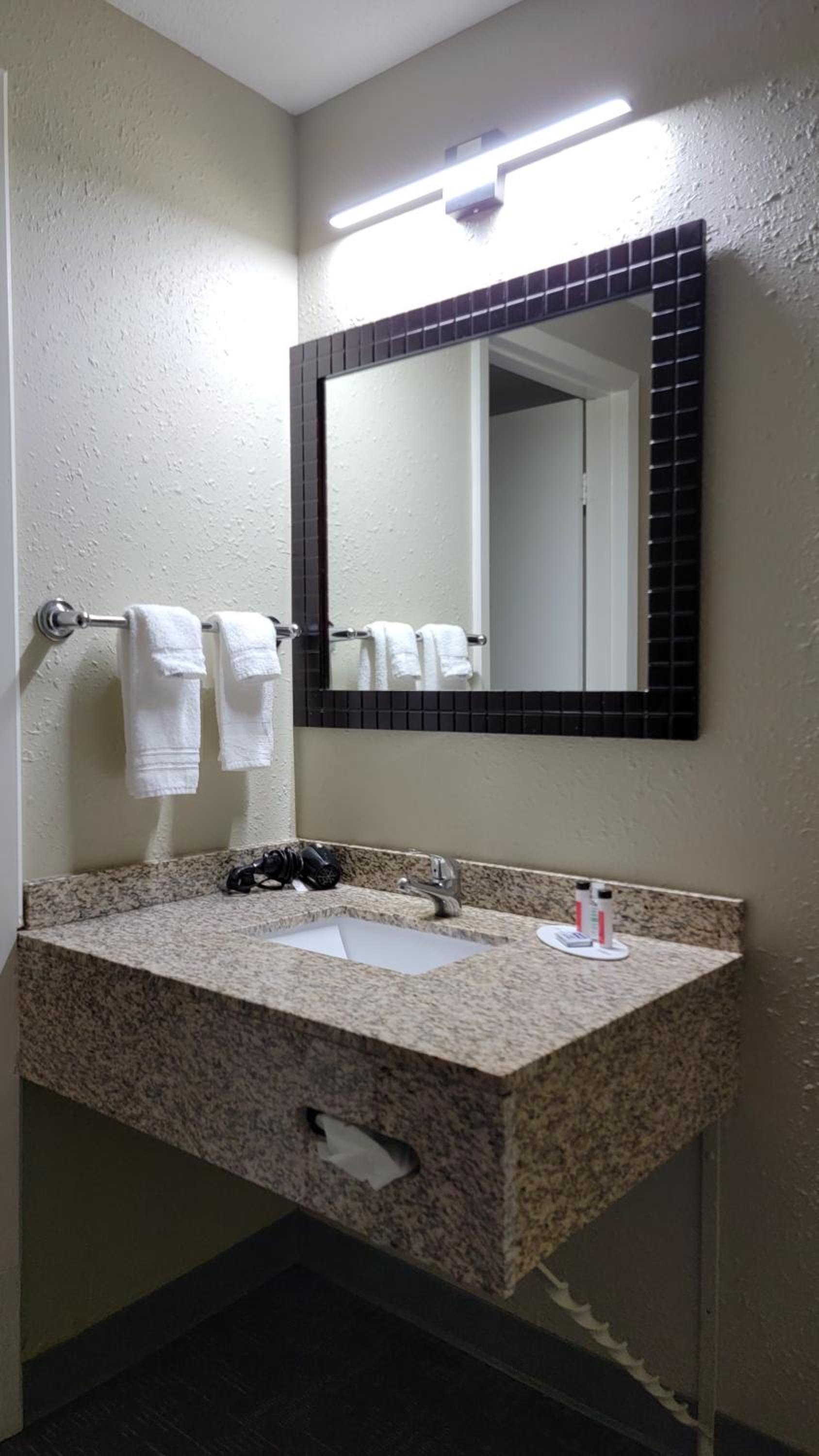 Quadruple Room with Private Bathroom - Photo 5