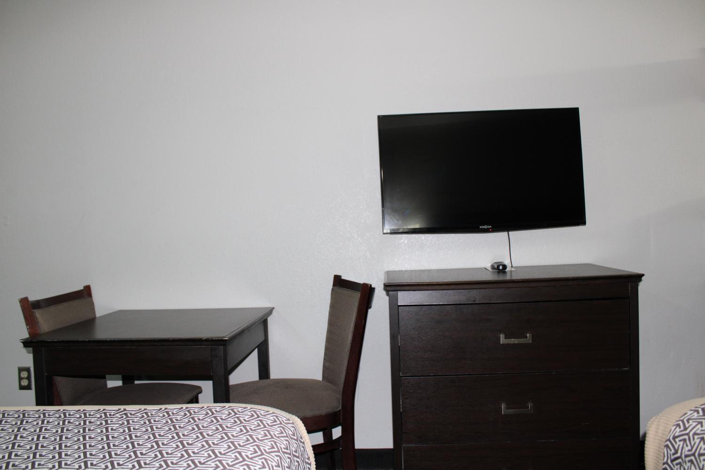 Queen Room with Two Queen Beds - Photo 4