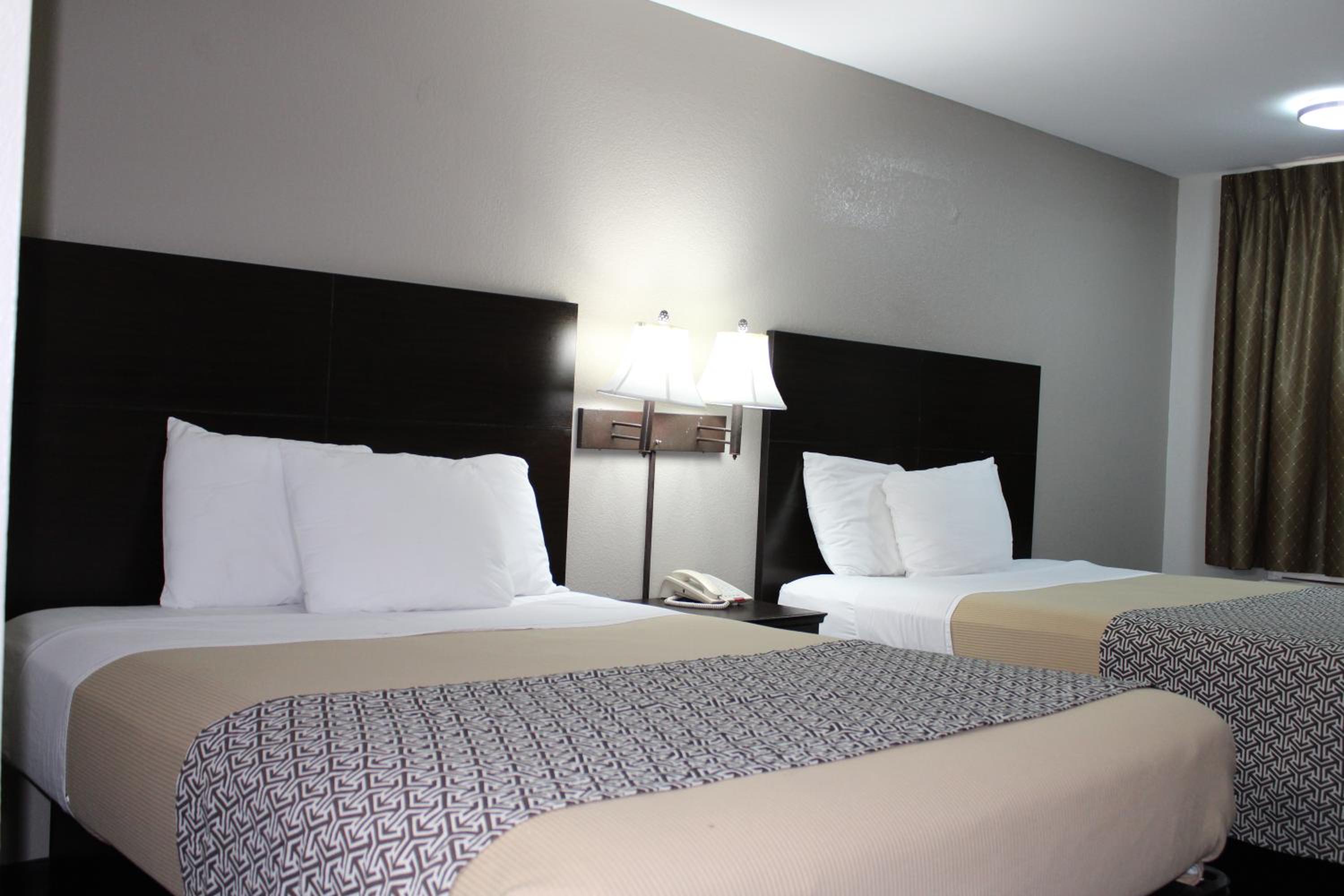 Queen Room with Two Queen Beds - Photo 3