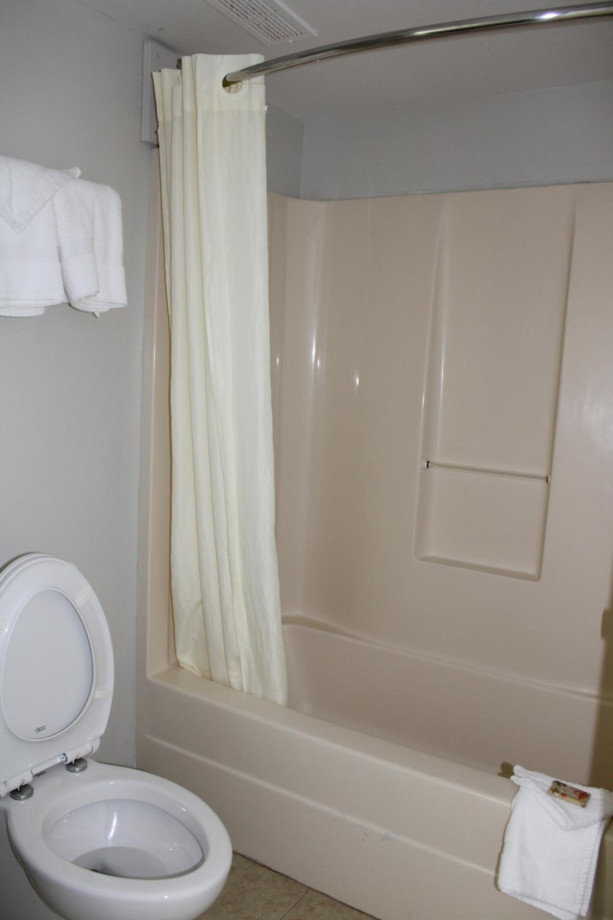 Queen Room with Two Queen Beds - Photo 2
