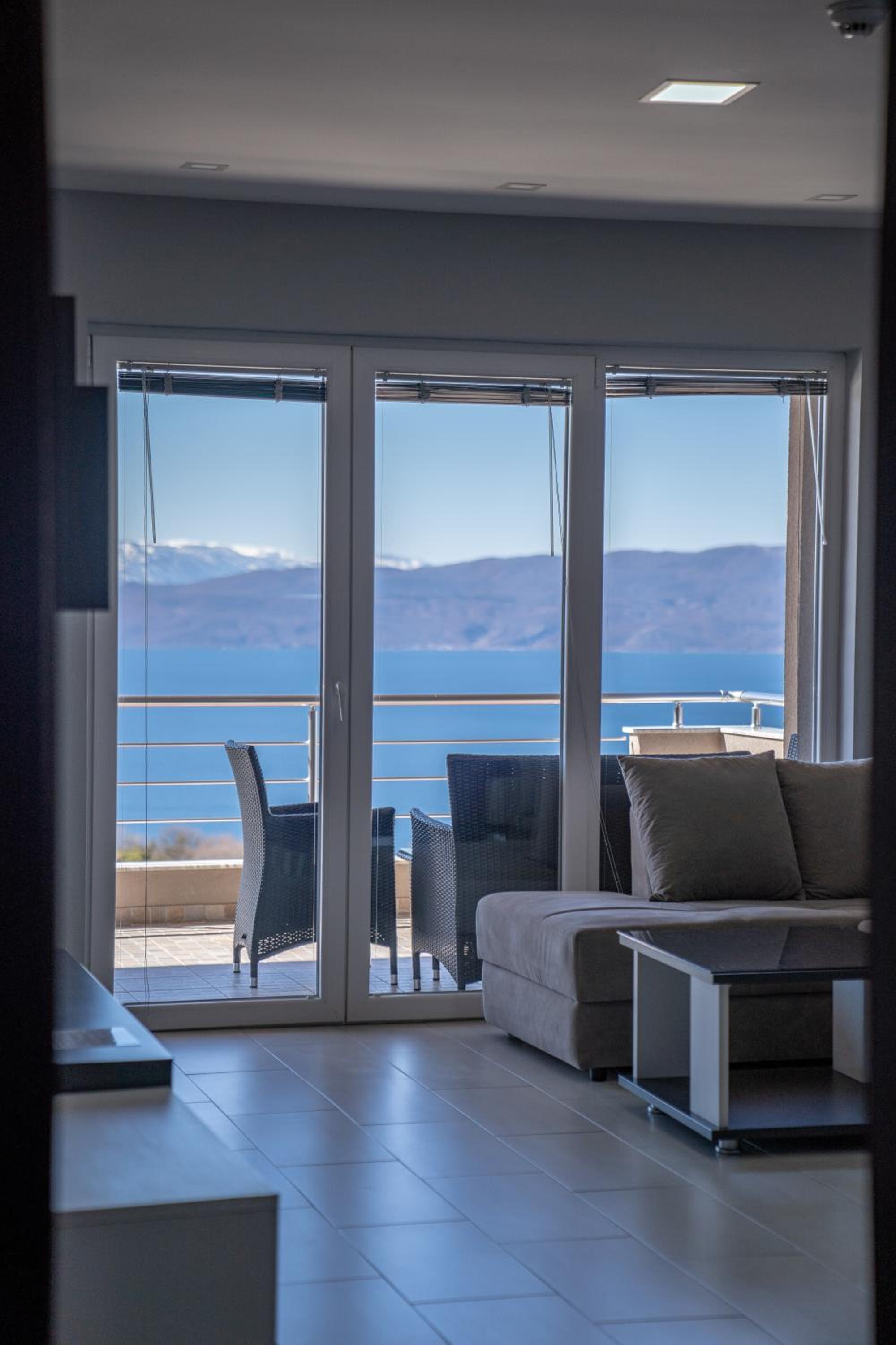 Deluxe Two-Bedroom Apartment with Balcony and Lake View - Photo 21