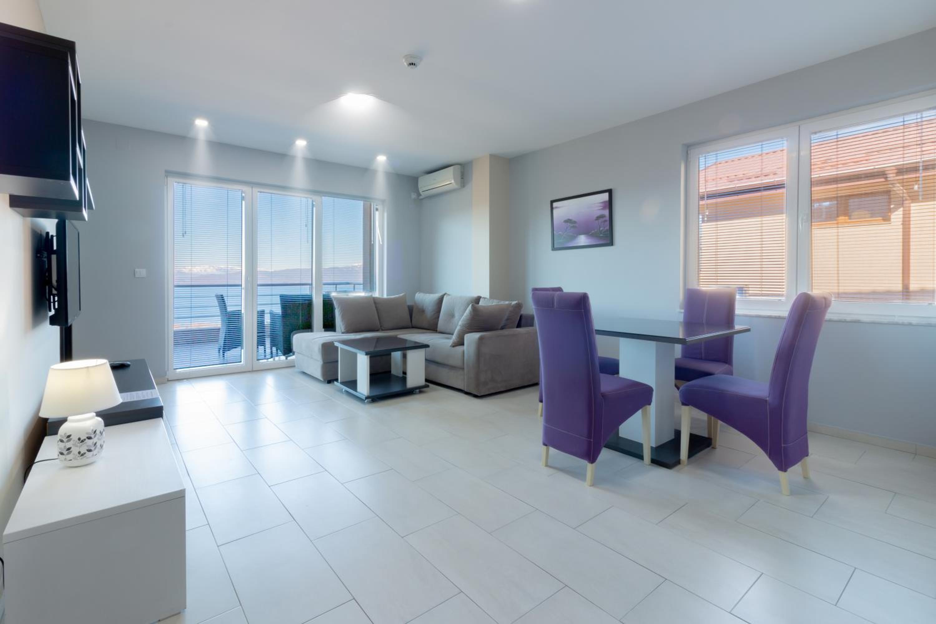 Deluxe Two-Bedroom Apartment with Balcony and Lake View - Photo 4
