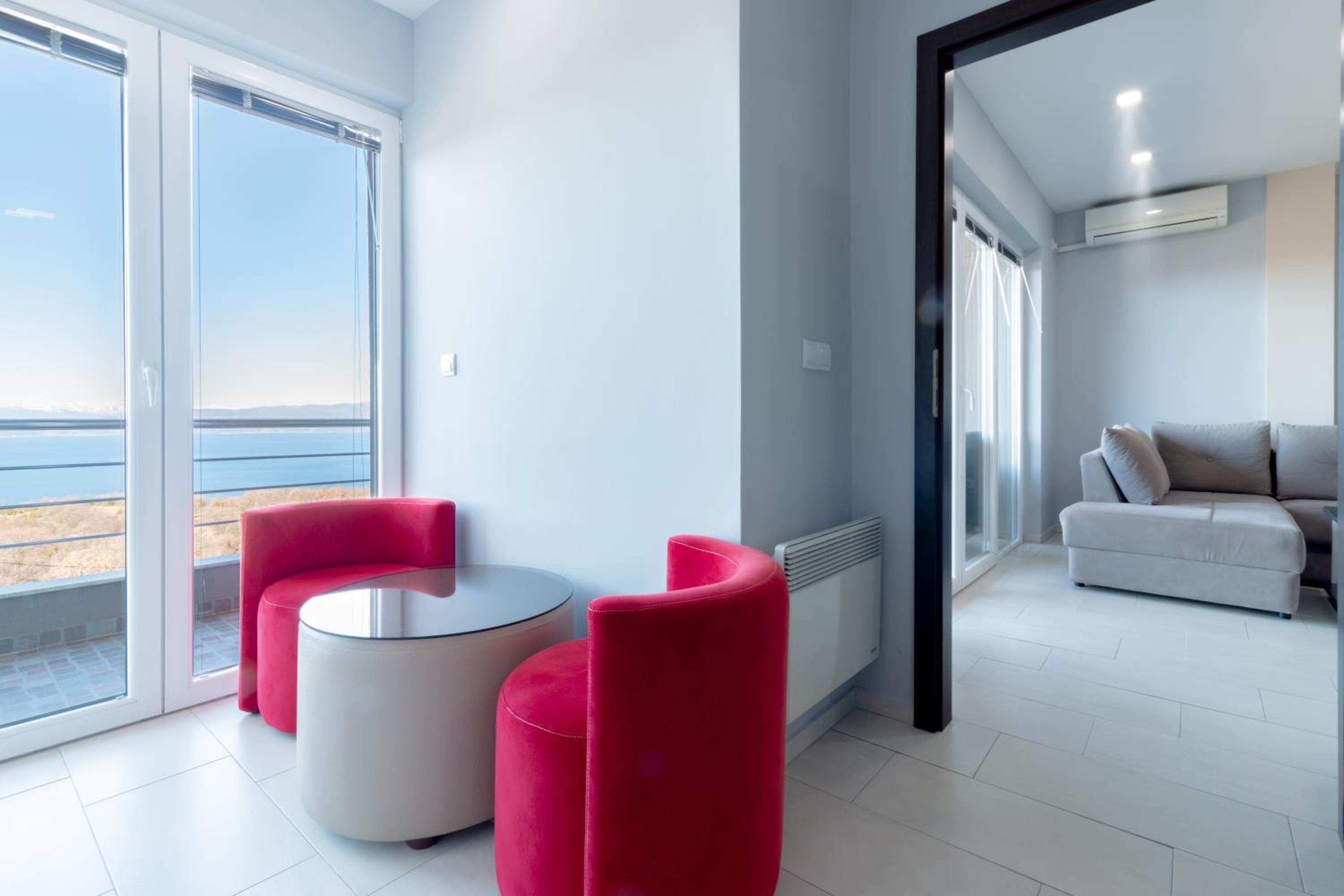 Deluxe Two-Bedroom Apartment with Balcony and Lake View - Photo 9